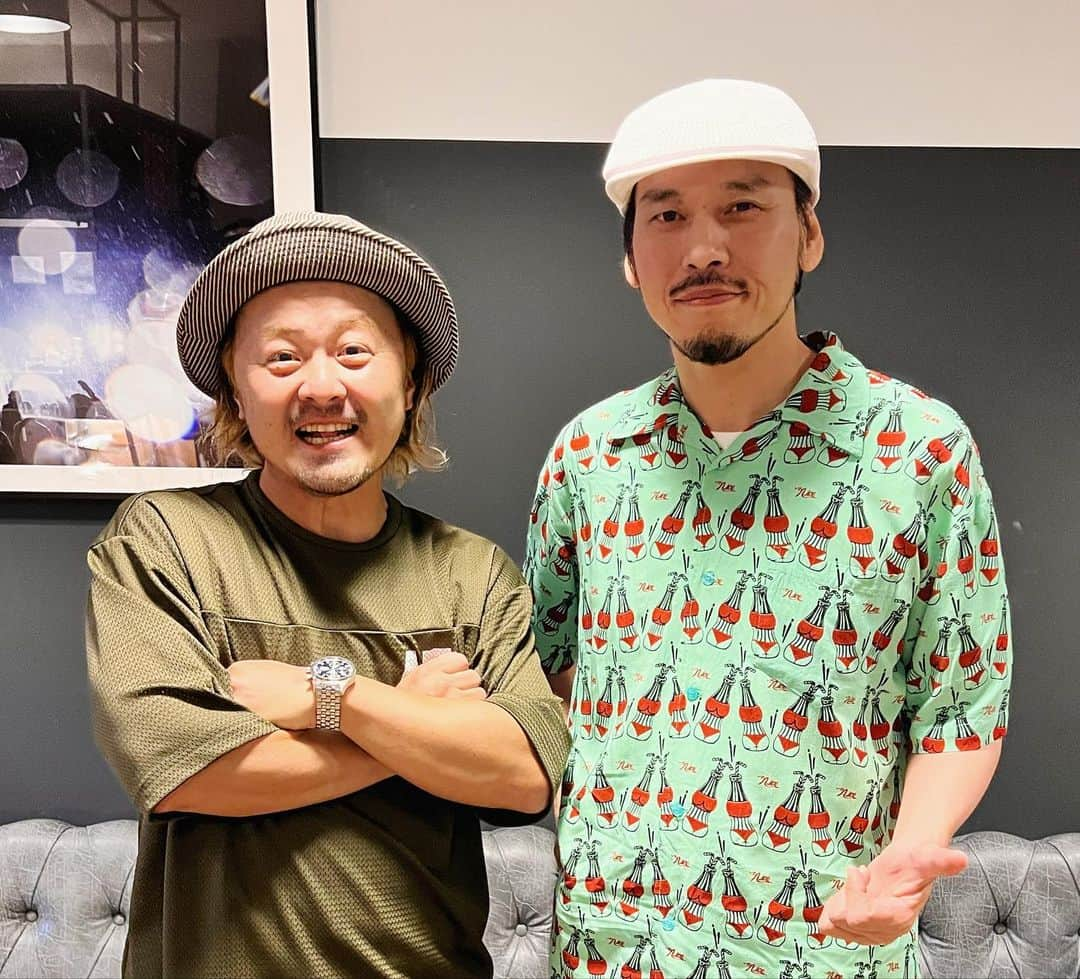 RYO the SKYWALKERのインスタグラム：「強 @244tsuyoshi244 のワンマン「Tsuyo’s Cafe」@ GORILLA HALL OSAKA 大成功！🎊  バンド＆コーラスにダンサーズ、スタッフ関係者の皆様お疲れ様でした！！  ２枚目の写真は同じくゲスト出演のサーカスフォーカス、BigFumiくんと！  アコースティックでええライブでした👍  #強 #TsuyosCafe #GORILLAHALL #大阪 #ryothe」