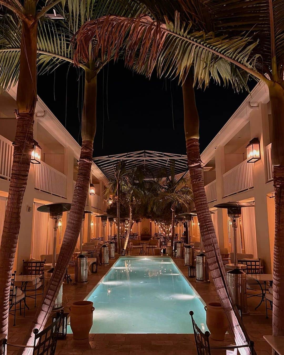 須田朱音のインスタグラム：「♡  3つ目のホテルは気になってたとこ🌴  夕方チェックインして、 夜のライトアップがかわいすぎて💡 明日の朝が楽しみになった写真📷  そして、LAに来てもやっぱり韓国料理🇰🇷  爆弾発言💣もありと言っていいのか、 会話が弾むはずむぅ〜笑 お酒も進むすすむぅ〜🍶  MALIA.ちゃんと居ると、 どこからかお酒が飛んでくる爆  #losangeles #carahotel」