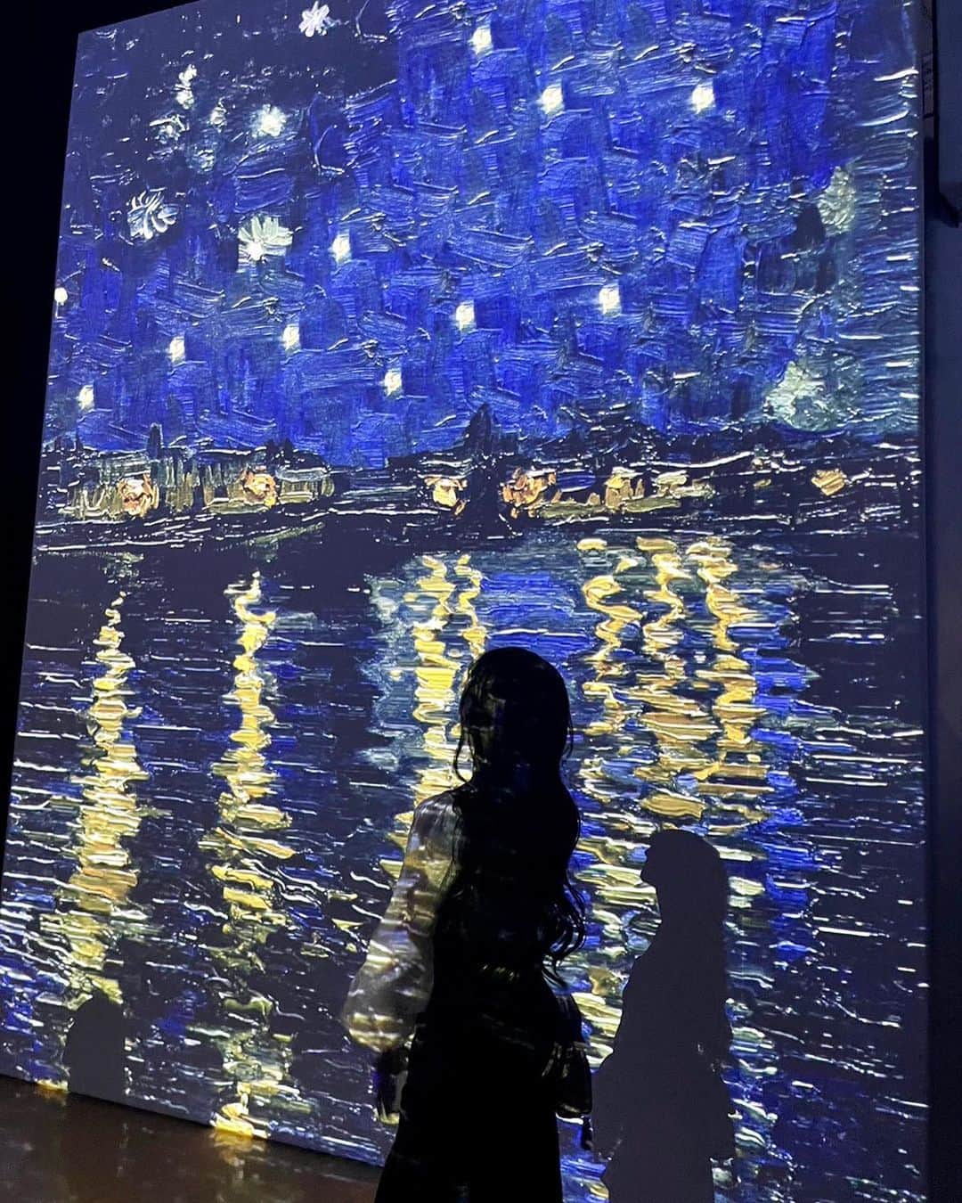 のインスタグラム：「♡ 🌃💐🎨 ⁡ ♡ ♡ #ゴッホアライブ #ゴッホ展 #ゴッホ美術館 #美術館 #ゴッホ展示会 #ゴッホ #vangogh  #추천 #팔로우 #셀카 #05 #05년생 #고등학생」