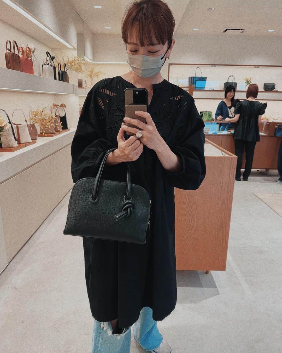 EMIのインスタグラム：「⭐︎ 先日 @vasic_japan の展示会へ♡ どれも素敵すぎて…❣️ 悩みに悩んで、写真で持ってるのをオーダーして来たよ✨ キレイめな格好に合わせたくて♡ 届いたらまたアップしま〜す☺️ #vasic」