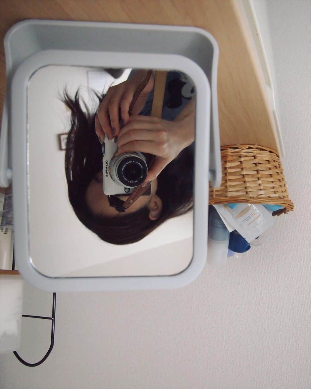 川村安奈のインスタグラム：「寝起き🥱  #me #selfie #olympus #myroom #寝起き #수면 #셀카　#방 #部屋 #추천 #おすすめ #fyp」