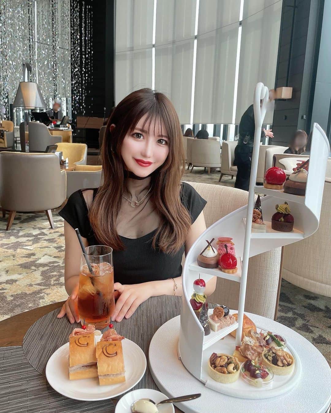 のインスタグラム：「＼Conrad Osaka🏙️／ ⁡ 5/8(月)〜 始まったCHERRYFIC TEA TIME チェリーアフタヌーンティー🍒 ⁡ @conradosaka   フランス産🇫🇷イタリア産🇮🇹アメリカ産🇺🇸 の3種類のチェリーを使用していて 5つの🍒スイーツと5つのセイボリーが楽しめるよ😚🫖 ⁡ さくらんぼのアフタヌーンティー珍しくて　 味も本当に美味しかった〜(*´ω`*) ⁡ 2023/5/8(月)～7/9(日) ※チェリーの入荷がなくなり次第終了なのでお早めに🫶🏻 ⁡ ⏰11:00～20:00(L.O.18:00) ※各回2時間制 【1部】11:00～/11:30～/12:00～ 【2部】13:00～/13:30～/14:00～/14:30～ 【3部】15:30～/16:00～/16:30～/17:00～ 【4部】17:30～/18:00～ ⁡ 📍コンラッド大阪 40スカイバー＆ラウンジ ⁡ #conradosaka#コンラッド大阪#conradhotel #大阪ホテル #大阪アフタヌーンティー #大阪カフェ #大阪グルメ #大阪ランチ #大阪ディナー #大阪観光 #大阪旅行」