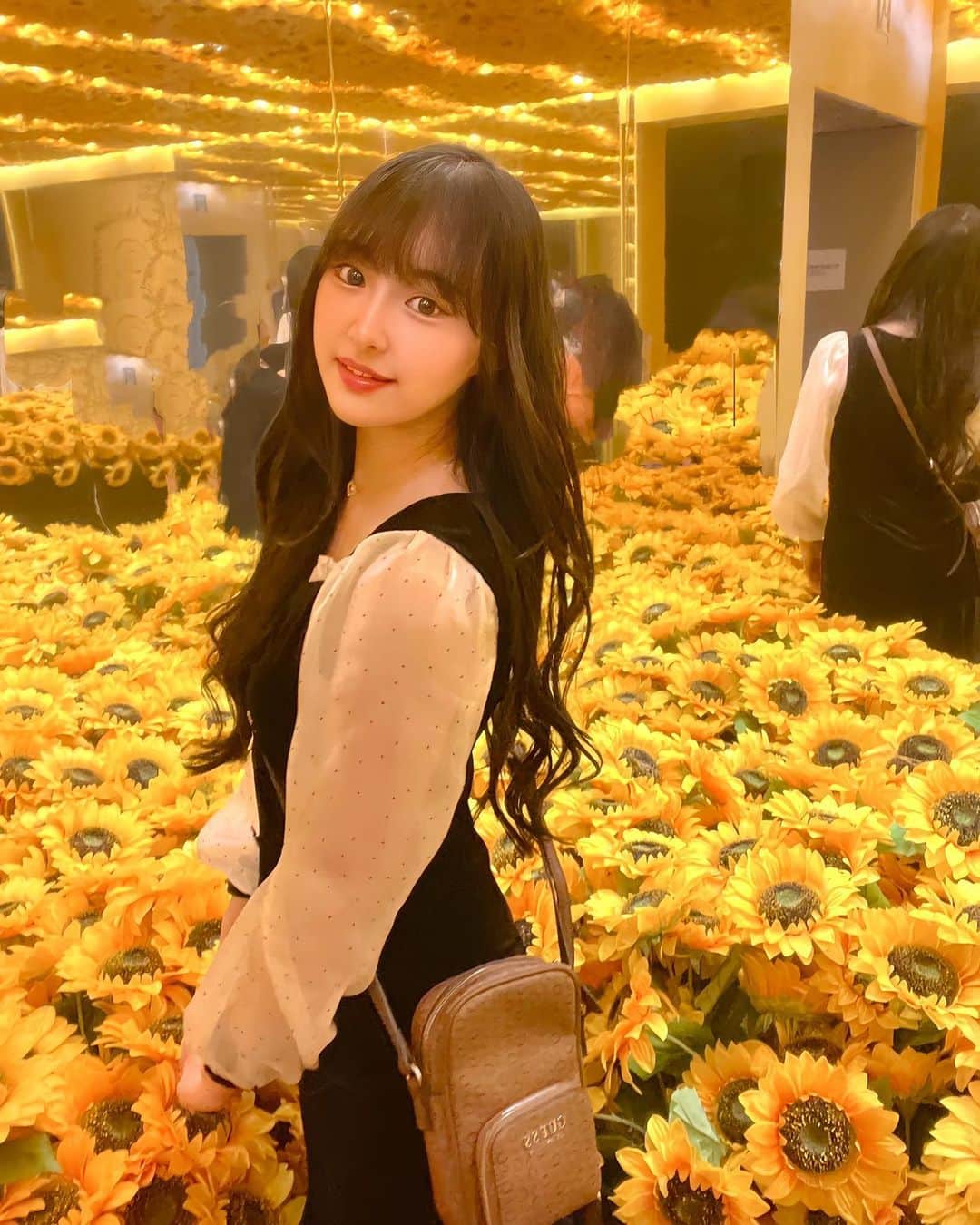 のインスタグラム：「♡ 🖼🖌*. 天井までひまわりいっぱい🌻 かわいかった(*´˘`*) ♡ ♡ #ゴッホアライブ #ゴッホ展 #ゴッホ美術館 #美術館 #ゴッホ展示会 #ゴッホ #vangogh  #추천 #팔로우 #셀카 #05 #05년생 #고등학생」