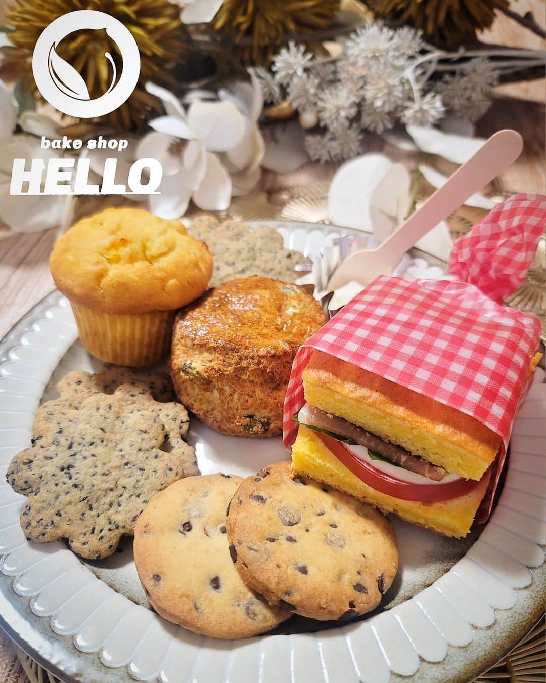 石関友梨のインスタグラム：「うっとりする焼き菓子たち💓⁡ ⁡⁡ ⁡キッチンカー「HELLO」さんの⁡ ⁡限定のピクニックボックス！⁡ ⁡@hello.kitchencar⁡ ⁡⁡ ⁡🌼コーンブレッドのカプレーゼサンド⁡ ⁡🌼枝豆チーズスコーン⁡ ⁡🌼とうもろこしのマフィン⁡ ⁡🌼黒ごまクッキー⁡ ⁡🌼チョコチップクッキー⁡ ⁡ ⁡私の為に作ってくれたんじゃないかってくらい⁡ ⁡どストライク焼き菓子のレパートリー😂︎‪💕 ⁡⁡ 絶対食べたいと思い朝イチで買いに行ってきました︎‪💕⁡⁡ ⁡今回の場所はM3ビルって古着のイベントやってたの ⁡⁡ ⁡HELLOさんは明日は群馬県の榛名湖の「ハルナマルシェ」のイベントに出店なので気になった方は食べてみてね✨⁡ ⁡⁡ ⁡本当に美味しくて⁡私はとりこになっております🥰️ ⁡今夜もHELLOさんのお菓子に癒されてます♬⁡ ⁡⁡ ⁡ #HELLO #焼き菓子専門店 #キッチンカー #とうもろこし #焼き菓子 #クッキー #群馬スイーツ #M3ビル #榛名湖 #ハルナマルシェ」