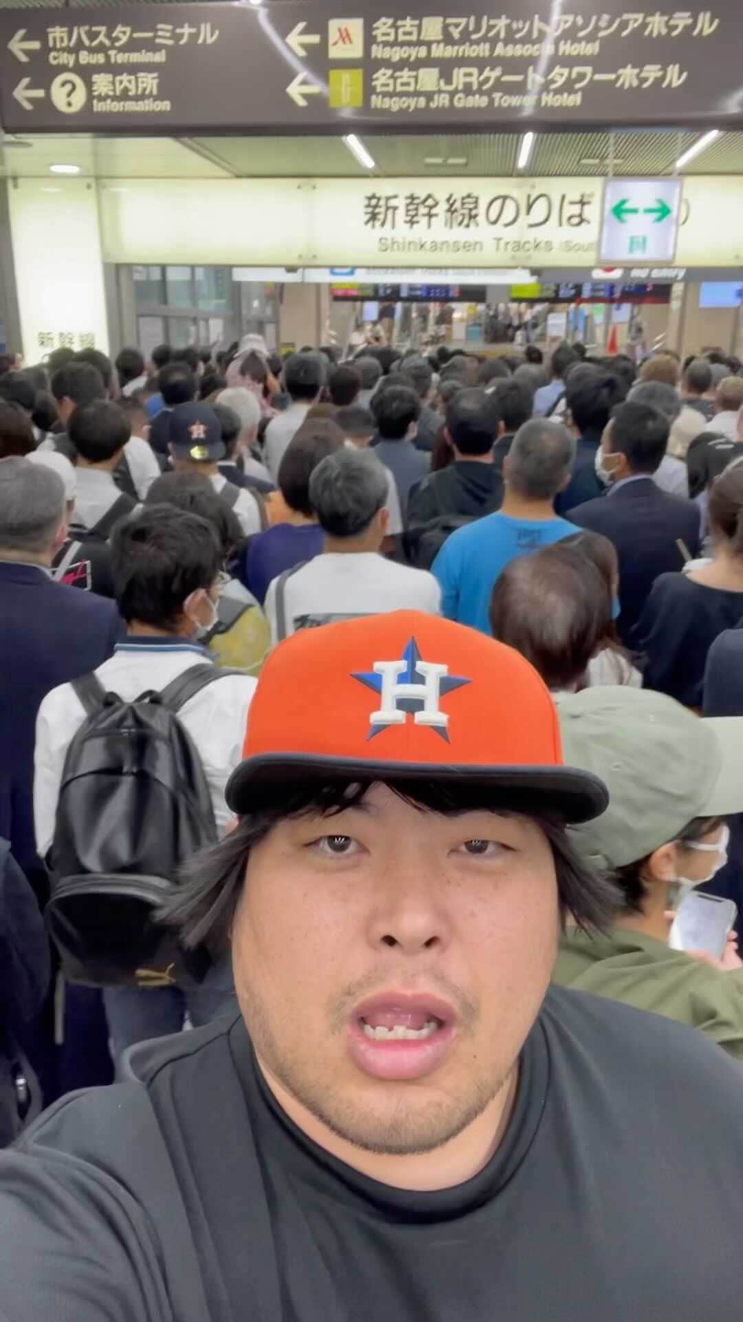 へずまりゅうのインスタグラム：「名古屋駅の人混みがマジでやばかった #警察 #へずまりゅう #名古屋 #新幹線」