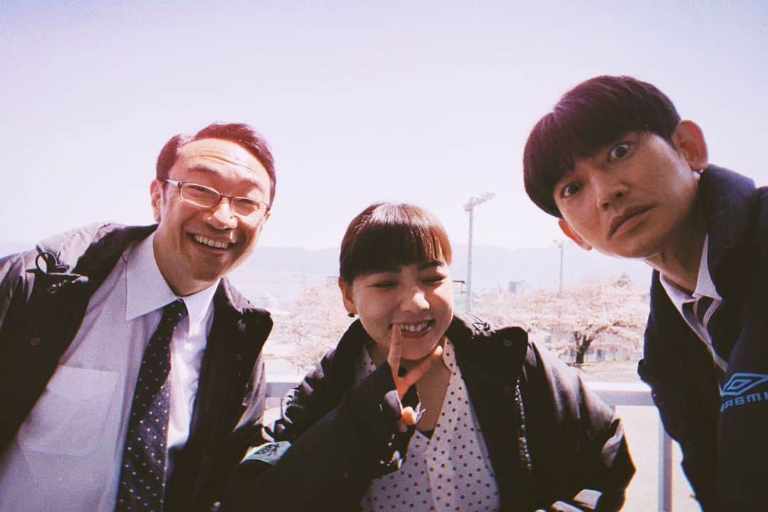 のインスタグラム：「6月2日公開になりました 映画『怪物』 私、野呂佳代も出演させていただきましたm(_ _)m ・ ・ もしも象の足で踏みつけられたら、衝撃で苦しくて多分死んだなって思うと思うんですけど、象が足をあげたら呼吸が出来て何もかもが明るく見えて生きてた、本当によかった！！って思えるだろうなっていう。 っていうのが私の映画の感想です。頭に出てきたのは。すみません独特な言い方なんですけど、伝えたいんですけど、伝わらないですよね、、、けど伝わってほしいです。 ・ そして 私はこの映画の台本を読んだ時にこれまで出会った友人の事を思い浮かべました。 そして、たまたま仲良しのぺえちゃんもこの作品に出演していて。とても印象に残る役どころです。私は安藤サクラさん 演じる麦野早織のママ友役です。 サクラちゃんと写真が撮れず残念でした！ ブラッシュアップライフより前にこの映画で共演していまして。その時に一緒に演技が出来たことや、その時に感じた胸の高鳴りを覚えています。 ・ 実は、永山瑛太さんは 私の中学校の１つ上の先輩で、いつか共演できる時が来たら嬉しいな！と思っていました！そして今回ようやく少しですが辿り着きました！！ 色々お話をしてくださって、とても嬉しいです！ 角田さんも、普段バラエティでご一緒しているので、このような現場でお会いできてとても安心出来たのを覚えています😀 ・ 撮影の時に田中裕子さんの演技を見逃しませんでした。 ・ ・ この映画怪物のチームに参加できて、とてもとてもとても嬉しかったです。 是枝監督とシーンのやり取りが出来たこと、撮影で感じた一つ一つを忘れないよう大事に持って、次の目標に向かって頑張りたいと思いました！ 今細々ここには書きませんが、、、 この作品に出演出来たことで、第一歩をまた踏み出せた気がしました。 密かに私は、是枝裕和監督、坂本裕二さんのファンだったということはここに記させてください🤦🏼‍♀️ ・ 何の話よ！！って感じにってしまったけれど、撮影が本当に楽しかったです。 とてもとても自分の糧になりました！ 野呂佳代、チームに入れよう！って思ってくださったスタッフの皆さん、是枝監督に感謝ですねm(_ _)m そして色々な出会いに感謝。 ありがとうございました。 ・ ・ 是非沢山の沢山の方にみていただきたいです。 ・ 私は友達とこの作品について今一度語り合いたいと思います🤍  @kaibutsumovie  #怪物」