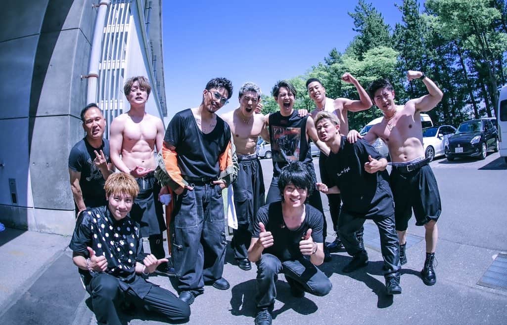 坂東慧のインスタグラム：「百万石音楽祭2023〜ミリオンロックフェスティバル〜にてGENERATIONSサポートでした！ 物凄い熱気でした🔥 ジェネの皆さんのキレッキレのパフォーマンス、後ろから見ていて毎回テンション上がります🔥 数原さんとのツインドラムもめちゃくちゃ楽しかったーっ！🥁🥁 ジェネ最高ー！！  #GENERATIONS  #GENE_集まれ騒げ繋がれ #GENE_日本テンテン #ミリオンロック」