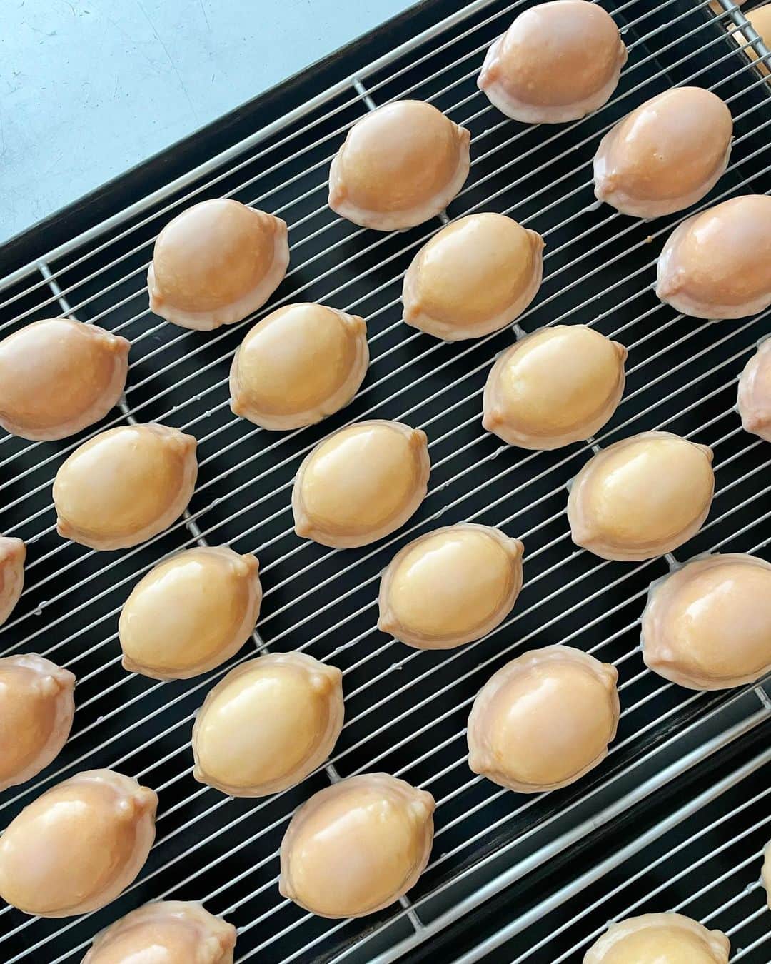 uneclefのインスタグラム：「⁡  こんばんは。 只今onlineshopにて、6月4日（日）発送の焼き菓子set、次回発送のカルダモンロールsetを販売しています。 もう少しずつご用意できます。 お好きな方がいらっしゃいましたらお待ちしています。 ⁡ ⁡ 〜SOLDOUT〜 ありがとうございました。  ⁡ 【6月4日（日）発送】 ⁡ uneclefの焼き菓子set 【menu】 ・ヴィクトリアケーキ〜フランボワーズジャム〜 ×１ ・レモンとアールグレイのマフィン ×１ ・レモンケーキ ×１ ・バターサンド〜苺ヨーグルトホワイトチョコ〜 ×１ ・塩とチョコのスコーン ×２ ・ガレットブルトンヌ ×１ ・珈琲とカカオニブのクッキー ×１ ・メープルのクッキー ×１ ⁡ 【次回発送】 ◇ カルダモンロールset ⁡ ⁡ onlineshopは、instagram TOPのリンクから お越しいただけます。 どうぞ、よろしくお願い致します。  @uneclef」