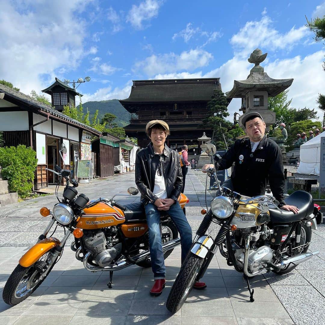 千原ジュニアのインスタグラム：「善光寺とマッハとトライアンフ。  #善光寺 #カワサキマッハ750ss  #トライアンフボンネビル  #くっきー」