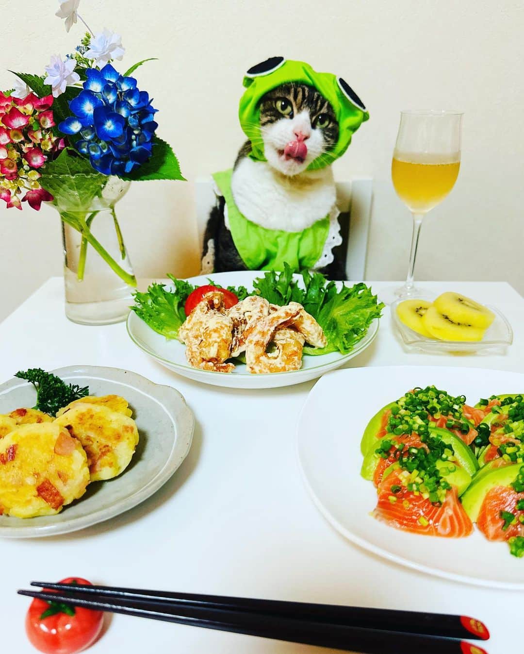 マロのインスタグラム：「🐸Today's menu🐸　SWIPE▶️ ✴︎ ・エビマヨ🦐 (Shrimp with Mayonnaise) ・サーモンとアボカドのカルパッチョ (Salmon and avocado carpaccio) ・じゃがいもベーコンの焼きポテト (Baked potato and bacon) ✴︎ 今月もマロペースな投稿になりますが、よろしくお願いします🙇‍♀️ いつもコメントありがとうございます😸🙏💞 全て拝見しています🐾 ✴︎ I think this month will also be a Maro -paced post, and thanks to you❣️ ✴︎ #cat#cats#catsofinstagram#😻 #sweetcatclub#food#wine#chef #ねこ#ねこすたぐらむ#猫#ねこ部 #梅雨#カエル#あじさい#6月#雨 #料理#保護猫#ねこのいる生活」