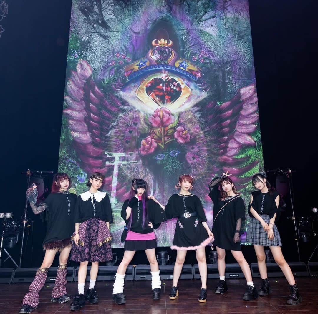 のインスタグラム：「TABOO THE METAMUSETOUR 無事完走しました🔥  会いに来てくれた皆様 本当にありがとう！  ツアーをやるたびに、年齢も過去もトラウマも何もかも飛び越えて常にまだまだ成長できる自分でありたいと思うのです  このツアーのために今できることは常にし尽くしてきたと言い切れるそんなツアーでした  毎回限界突破しながら次の週にはまた新たな限界を見つけて超えていけた感覚があります  今までどこか守りに入る自分がいたけれど そんな自分を変えたいなという一心で 途中ふらっふらになりながらももがき続け 最高に楽しく気持ち良い感覚で終えることができました。  METAMUSEの、靖子ちゃんが作る音楽を、わたしにしかできない伝え方ができるようになるためのわたしという楽器の頂点になりたいな  ツアーが終わりわたしは修行期間に入りますので、また次のツアーで成長した姿で闘えますよーに！  ありがとうございました！」