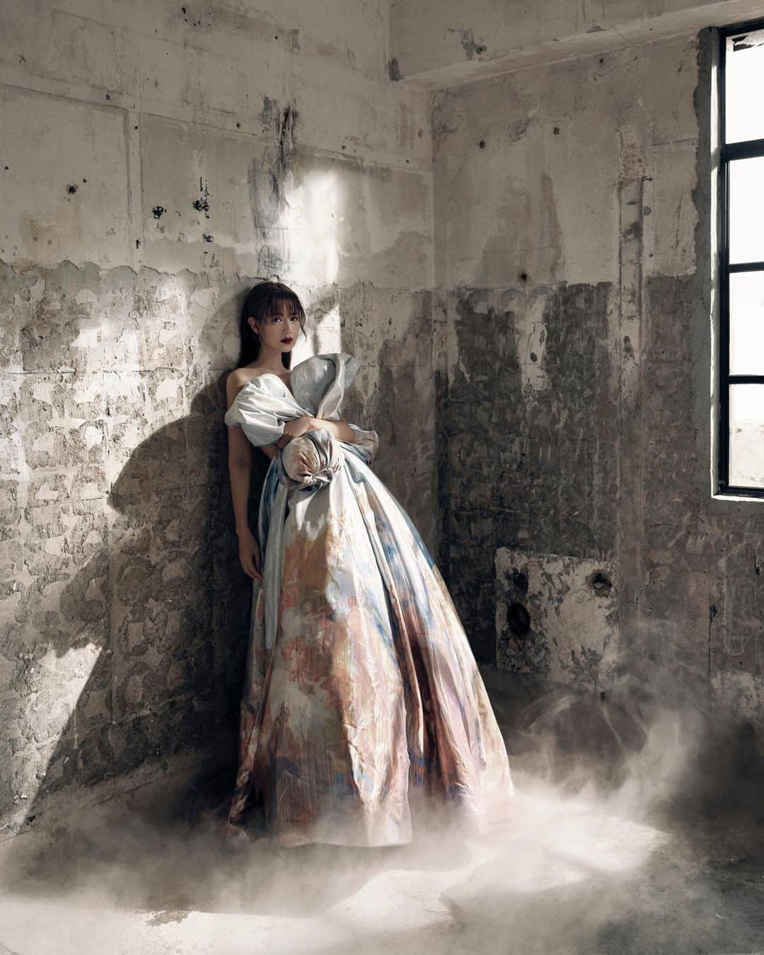 Elva Niのインスタグラム：「🩶 @ztylezhk #ztylezdigitalcover Photo @_loricky_  Makeup @janicelamua  Hair @easfu」