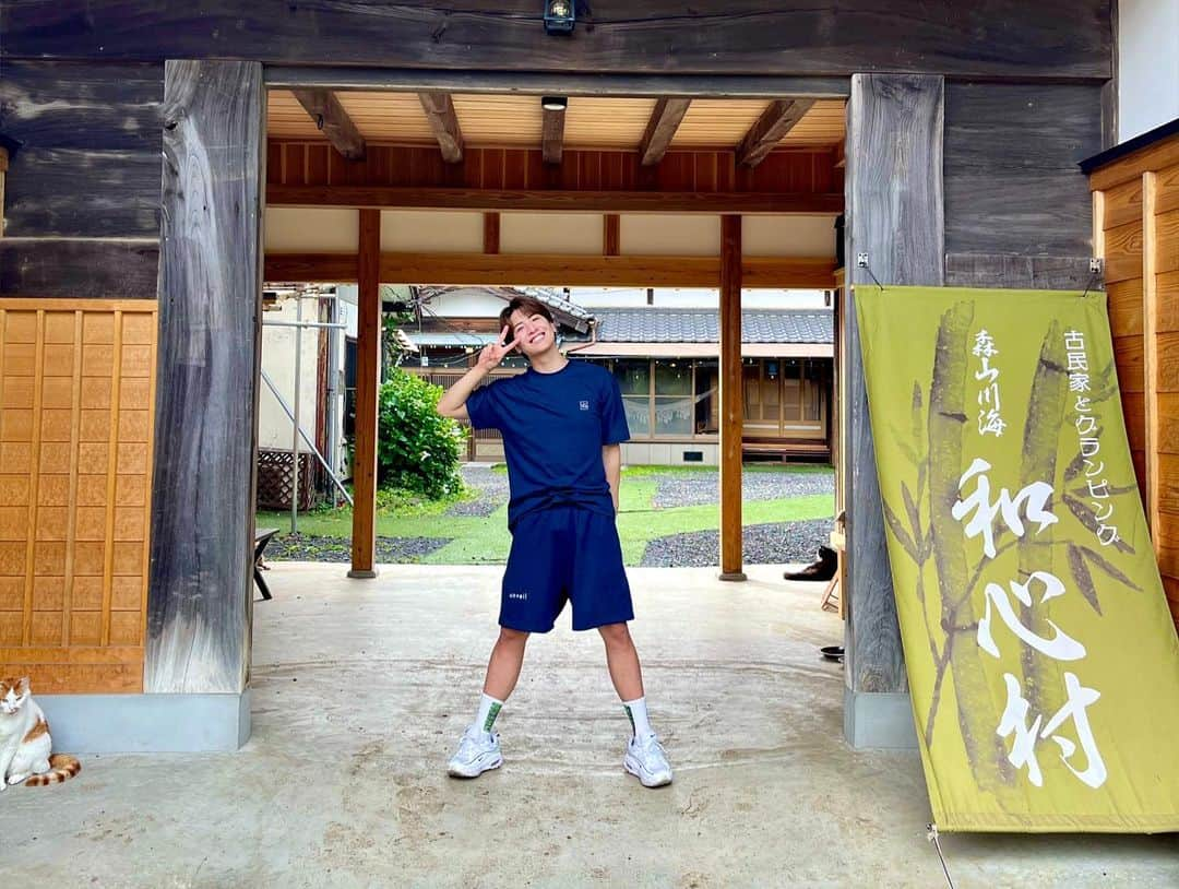 松岡卓弥さんのインスタグラム写真 - (松岡卓弥Instagram)「千葉にある和心村というところのグランピングに招待していただきわいわい行ってきました🥳🏕️✨  今回ご用意していただいたお部屋は一番広いお部屋で なんと築200年の古民家で大人数で行くには最高な広さの場所でした🥳✨ なにより初グランピングで 焚火もBBQもなにもかも最高で グランピングってこんなにも楽しいのかとびっくりしました🥹✨  今年初花火もしました🎆😊  そこにの村には 飼われてる猫も犬も羊もいて みんな可愛くて人懐っこくて癒されました！🥳 ペット連れて行くのもokらしいので ペット飼ってる人はペットと 一緒に行くのも絶対楽しいやろうし自然たくさんやからこどもがいる家族もかなり良いんじゃないかなと思います🤩👍🏻  とにかく自然たくさんで現実逃避できます🥹🥳  最高に楽しかったです🥳🎶🎶🎶 またいろんな人と色々なグランピングに行きたいです🤩✨  PR @washinmura_nature_glamping #千葉#グランピング男子会#グランピングキャンプ #千葉旅行#グランピング #グランピング関東#ペットと泊まれる宿 #ペットとグランピング#猫#犬#焚火#キャンプ」6月3日 19時39分 - takuya_matsuri