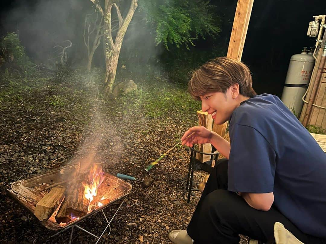 松岡卓弥のインスタグラム：「千葉にある和心村というところのグランピングに招待していただきわいわい行ってきました🥳🏕️✨  今回ご用意していただいたお部屋は一番広いお部屋で なんと築200年の古民家で大人数で行くには最高な広さの場所でした🥳✨ なにより初グランピングで 焚火もBBQもなにもかも最高で グランピングってこんなにも楽しいのかとびっくりしました🥹✨  今年初花火もしました🎆😊  そこにの村には 飼われてる猫も犬も羊もいて みんな可愛くて人懐っこくて癒されました！🥳 ペット連れて行くのもokらしいので ペット飼ってる人はペットと 一緒に行くのも絶対楽しいやろうし自然たくさんやからこどもがいる家族もかなり良いんじゃないかなと思います🤩👍🏻  とにかく自然たくさんで現実逃避できます🥹🥳  最高に楽しかったです🥳🎶🎶🎶 またいろんな人と色々なグランピングに行きたいです🤩✨  PR @washinmura_nature_glamping #千葉#グランピング男子会#グランピングキャンプ #千葉旅行#グランピング #グランピング関東#ペットと泊まれる宿 #ペットとグランピング#猫#犬#焚火#キャンプ」