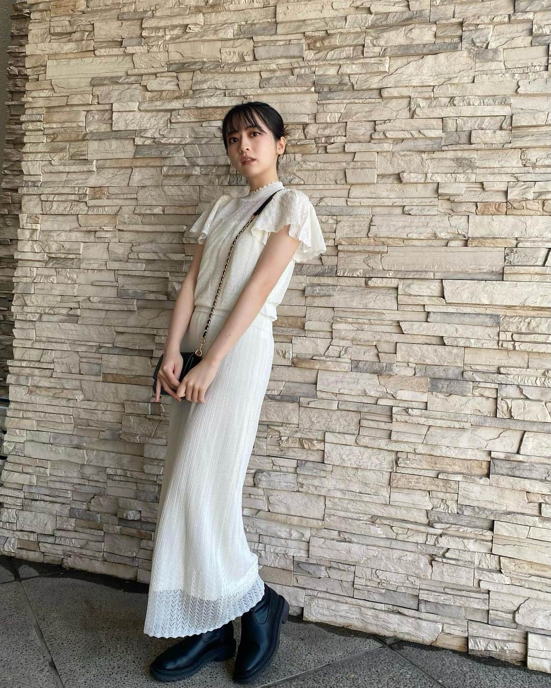 末吉 瞳のインスタグラム：「lace dress 🎶🤍 @naturalbeautybasic_official   甘すぎるのは苦手なので 他は黒でまとめるの〜  #naturalbeautybasic  #ナチュラルビューティーベーシック  #pr #ワンピース」