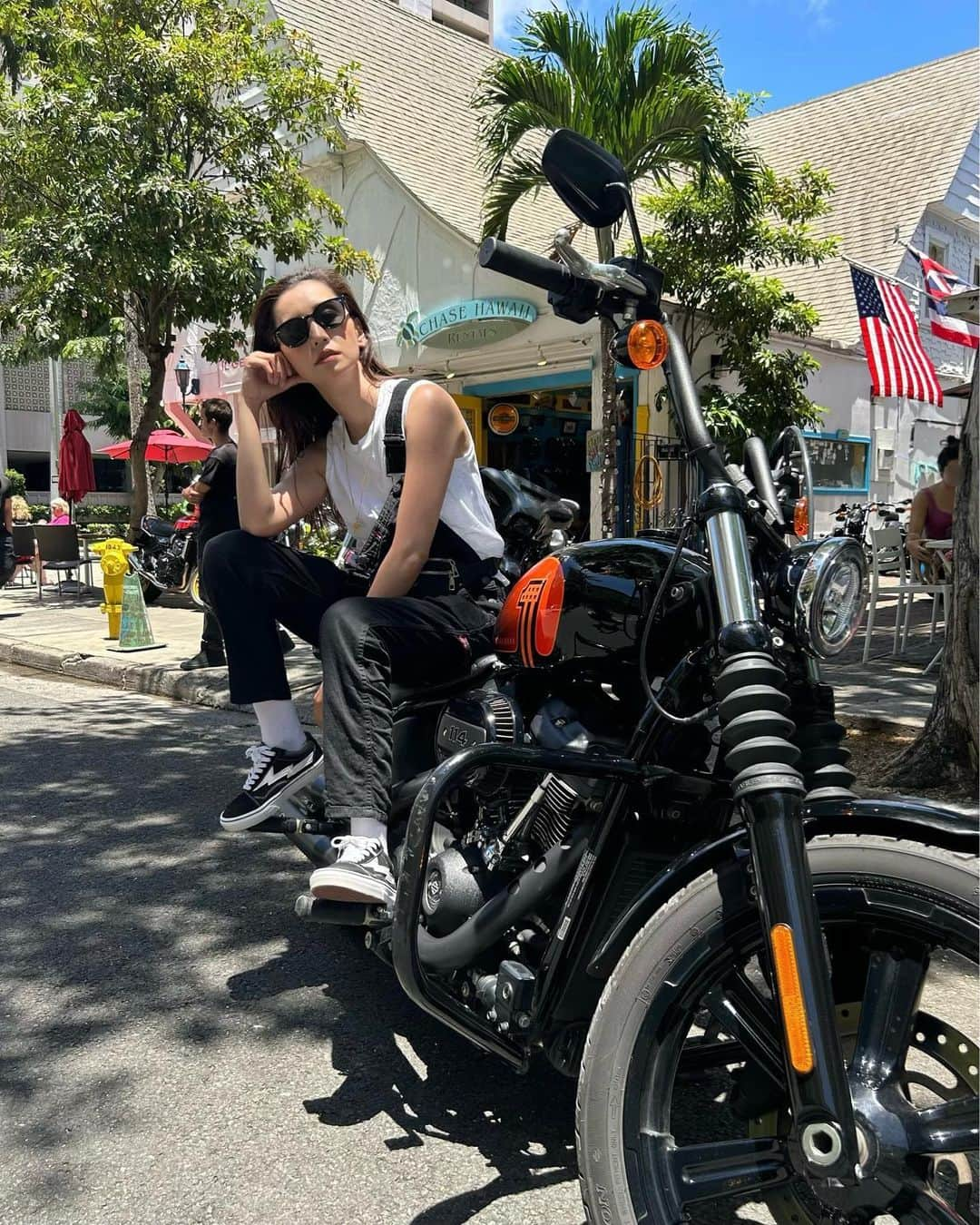 西原有紀さんのインスタグラム写真 - (西原有紀Instagram)「🏍️🤍🖤   ✴︎ ✴︎ ✴︎  連投すみません🙇‍♀️💦  🏍️💨 FXBBS STREETBOB S(Black/Orange）  ストリートボブS（ブラック/オレンジ） 年式：2022年 排気量：1801cc マフラー：S&S  ✴︎ ✴︎ ✴︎  Thank you @ayastomikawaphotography 📸 @chase_hawaii_rentals 🏍️  2023年5月20日」6月3日 19時39分 - u_ki0211