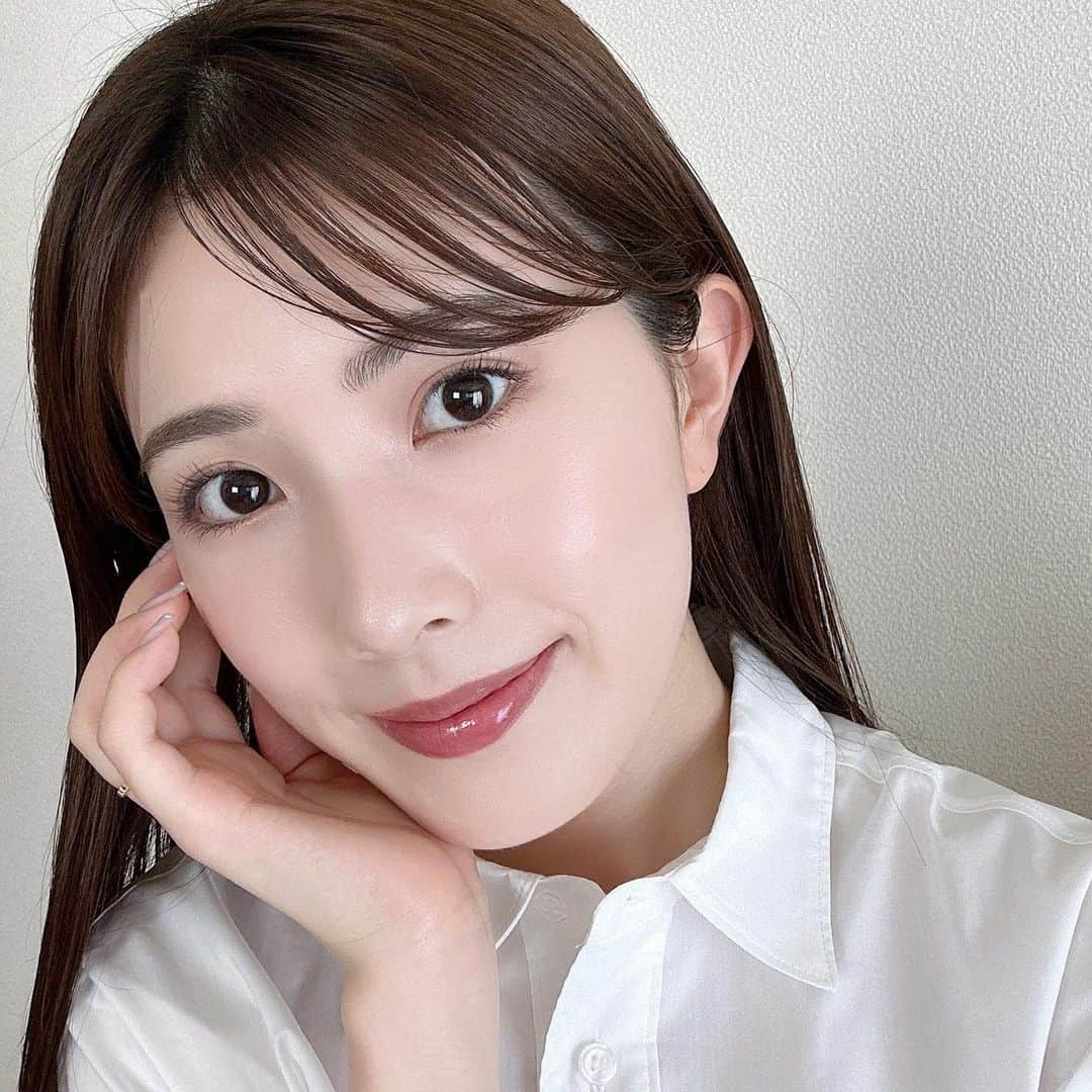 のインスタグラム：「. . エテュセからついに！！ リキッドアイライナーが登場❤️‍🔥 だけど！普通のリキッドアイライナーじゃ ないんですっ🫶🏻🫶🏻🫶🏻  6月1日発売 ✔︎エテュセ アイエディション （リキッドライナー） 01 グロウグレージュ 02 グロウブラウン 03 グロウヘーゼル  スウォッチ見てもらうと分かる通り ぱきっとした発色ではなく透け感のある 発色で、パールが配合されているので 濡れツヤな目元を叶えてくれます💎  なので、いつもより長め＆太めに 入れてもやりすぎ感なく垢抜けた 仕上がりになるところがありがたい🥹🩷 抜け感を意識すると目元って軽さが 欲しくなるけど、目力もほしい！ そのワガママを両方叶えてくれるアイテム✨  ちなみに筆もほどよいコシがあって ブレずに描きやすいところも嬉しい◎  いつもブラックかグレージュ系のカラーの アイラインを愛用しているので 01 グロウグレージュがお気に入り❣️ ブラックより抜け感はあるけど ちゃんと目力がある安心感がいいっ  ちなみにアイシャドウは エテュセのカラーパレットの ルミナスポピーを合わせました🌼  今回の新作もいっぱい使うぞーっ  #エテュセ#エテュセ濡れツヤライナー#リキッドアイライナー#新作コスメ#夏メイク#コスメレビュー#アイメイク#プチプラコスメ#抜け感メイク#垢抜け#垢抜けメイク」