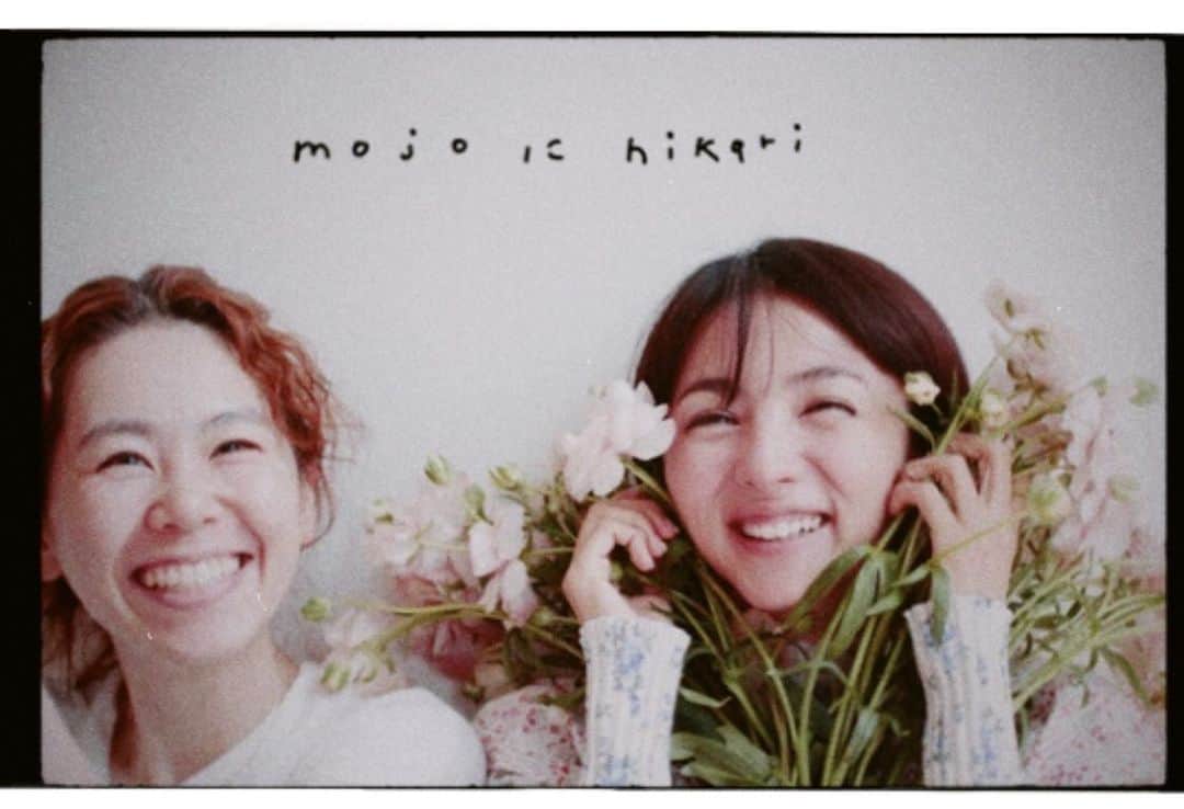 関根祥子のインスタグラム：「4つめの作品はMovie🎥  mojo に hikari  メインビジュアルの手の正体は…✨ #満島ひかり さんですー！  この展示をする事を決めてからまず 作りたいと思ったのはこのムービー🎥💅。  ひかりの手に魅了され、いつかやりたい！！！と思っていた作品。  プライベートで会ってる時も仕事の時も必ず目でひかりの手を追ってしまう私。 それほどひかりの手の動きが好きなんです。  なんでかって？  作品をみてもらえればわかると思う。w わたしの好きが詰まってる🫣🤍  film directorの takachromeくんと3人でつくった作品です。  この作品には思いがありすぎて話し足りない！この話は後日webに載せるので気になる方は見てください✴︎  😌✴︎✨  ーーーーーー " I ma koko "  mojo NAIL  10th Anniversary exhibition  【開催日時】 2023.6/10(sat)〜12(mon) 11:00〜20:00 ※最終日12日は〜18:00となります。   【場所】 AL gallery 〒150-0022東京都渋谷区恵比寿南3-7-17 KiKi Bldg.1F www.al-tokyo.jp  #i_ma_koko_2023」