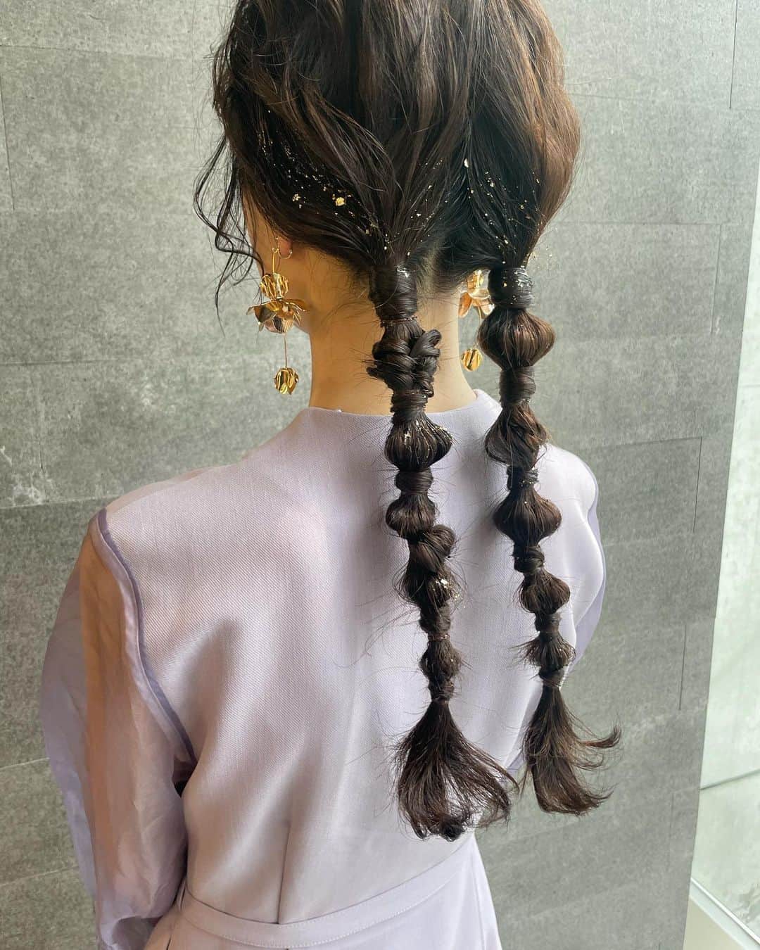 YUMIKOのインスタグラム：「金箔×ツインアレンジ☺︎  前髪は19ミリでパーマ風が 人気です⤴︎  #結婚式ヘアアレンジ#札幌美容室#札幌美容師#sknow#ヘアアレンジ#お呼ばれヘア#결혼식#헤어#前髪パーマ#좋아요#卒業式ヘア#홋카이도」