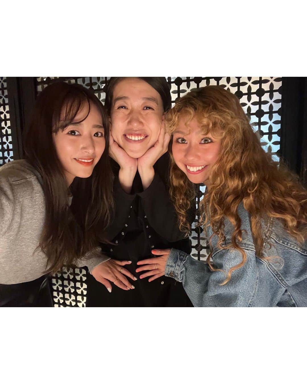 近藤千尋のインスタグラム：「色々シリーズ！！  大好きなお友達と私服たち💛🥰 なっちゃんのお腹、愛おしかった…💗👶 待ってるよーう🕊️🩷  デートしてるときって、 手繋いで歩くんですか！って びっくりされるけど🫢 腕組むか手繋ぐかどっちかです❤️笑  サンダル今日お揃いじゃん！ってゆったら 👨たまたまだとおもう？って 怖い返事がきたよ😂笑  ご近所もえさんと恒例モーニング🥗❤️ 幸せな時間を いつもありがとうございます🫡💗  明日は、前略大とくさん📺生放送です🌼 是非ご覧ください☺️🫶🏻  #近藤千尋衣装  「ラヴィット」 ６／２ one-piece @enfold_official bustier @teki_atelier pierce  @abiste_official shoes @sergiorossi」