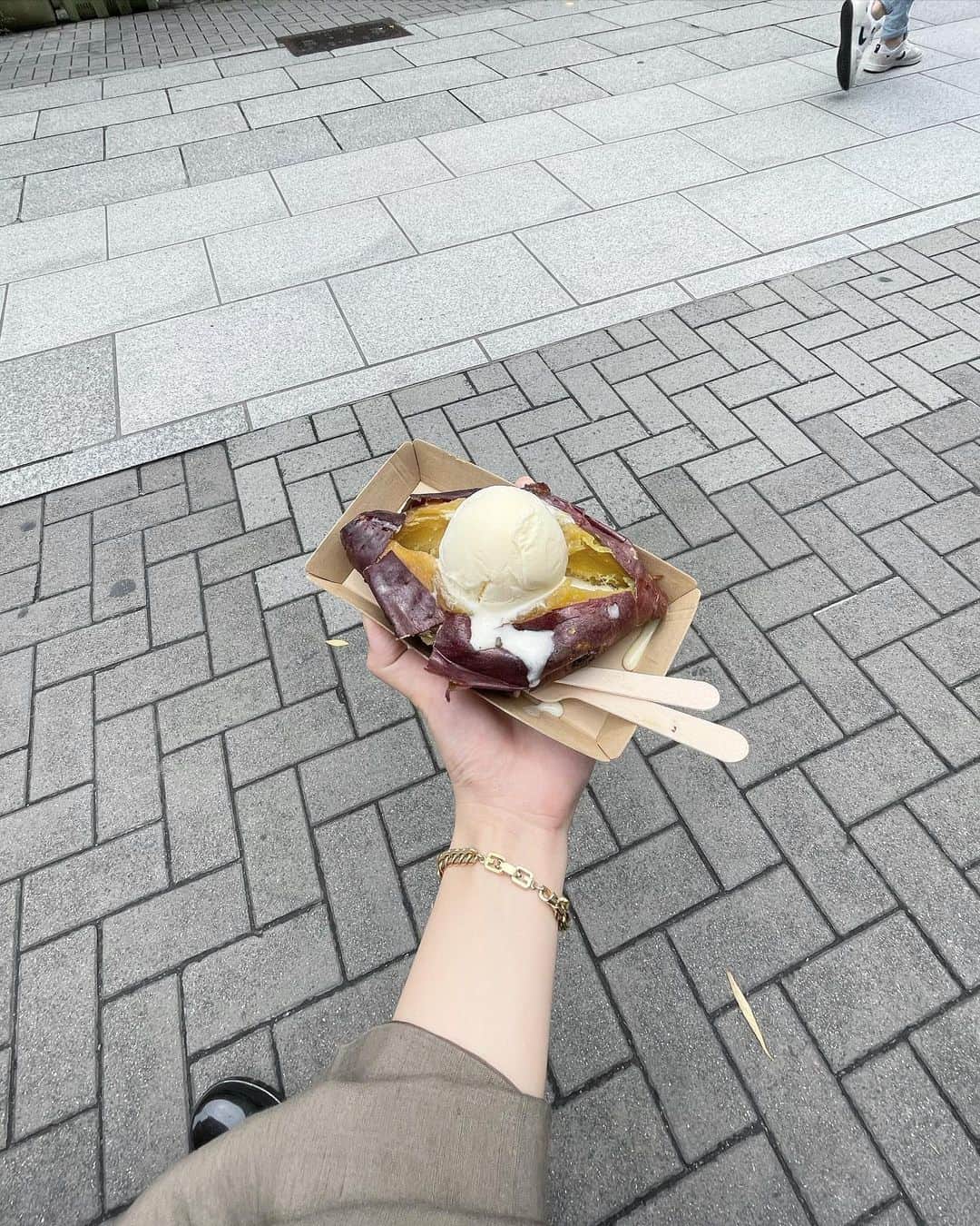 南野巴那さんのインスタグラム写真 - (南野巴那Instagram)「昨日と同じような写真でゴメン...  この間、焼き芋とアイスのやつを食べました(雑) 2枚目!」6月3日 19時49分 - hana_minamino