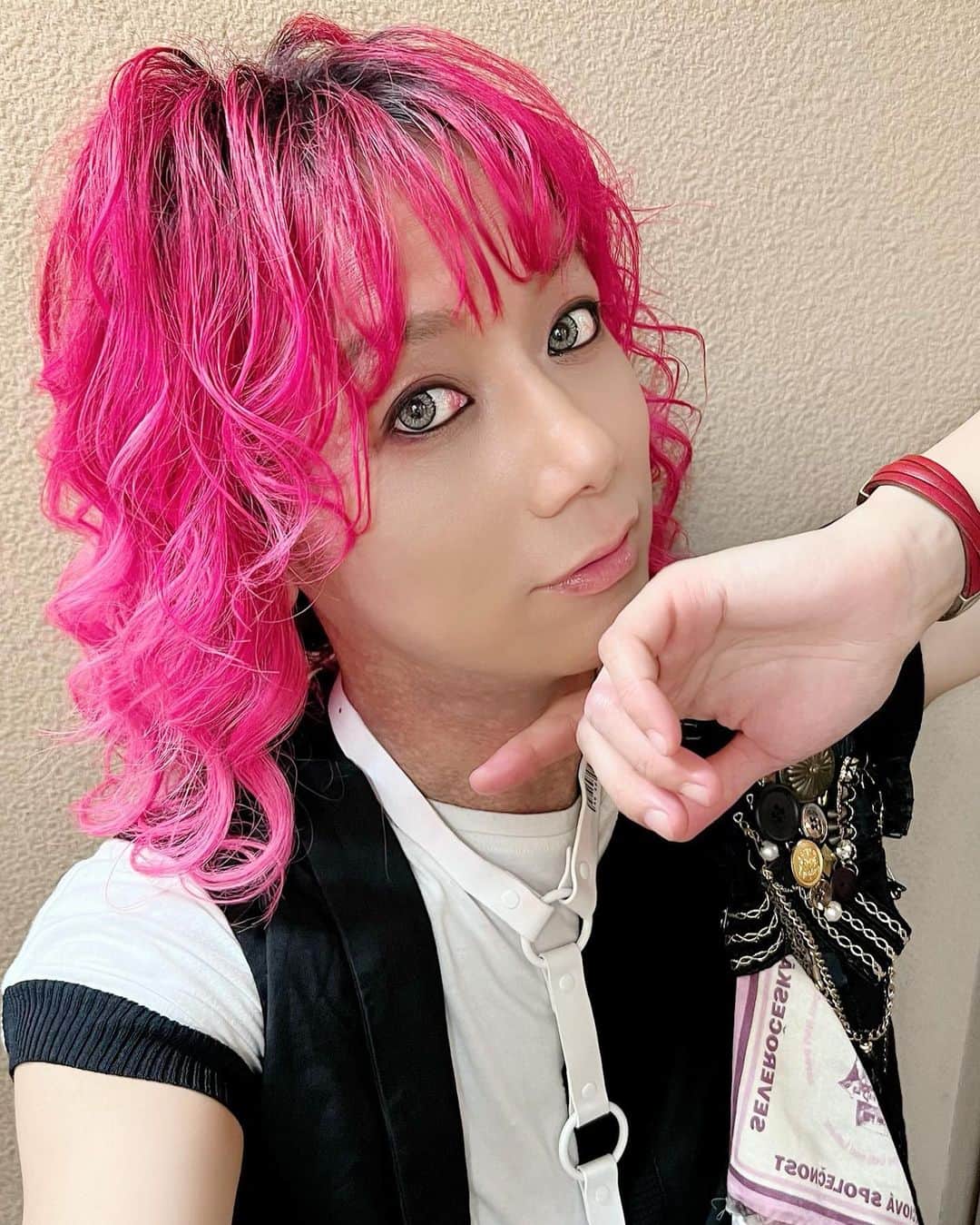 靖乃のインスタグラム：「皆様、昨日のアコースティックライブ@EDGE Ikebukuroもありがとうございました‼️ ホンマ凄い雨の中、みんなありがとうね🌟  明日・明後日は初参加のカンサイロックサミットです🎵 お楽しみに🌹  #靖乃 #ハイダンシークドロシー #淡路島 #ピン毛 #ロクサミ」