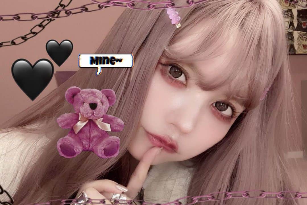 益若つばさのインスタグラム：「久しぶりにYouTubeで最新地雷メイクをしてみたよ！🖤🖤 しかも、100均コスメだけでできるのかチャレンジ！ せっかくやるなら2023年ぽい進化版地雷メイクにしたいと思ってやってみたよー！ よかったらみてみてね！  どうでしょうか…？？🖤🎀  カラコンは安定のBambi seriesのアーモンドです🎀 @bambi_angelcolor   では、20時に。」