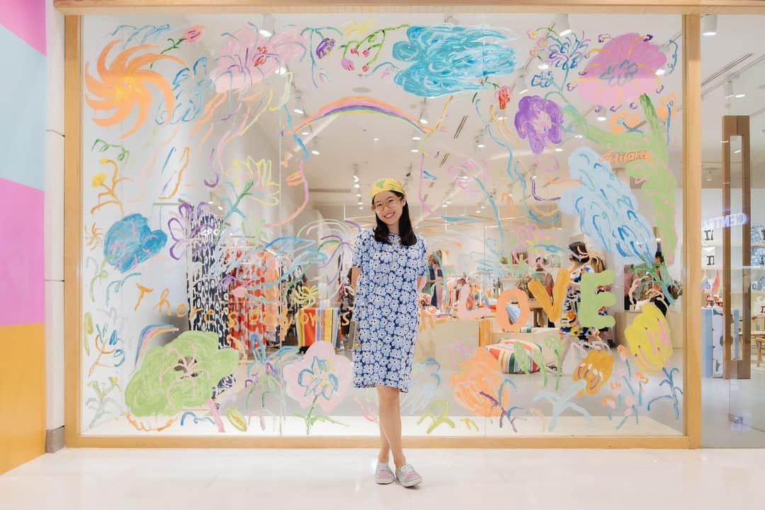 マリメッコのインスタグラム：「Happy Pride, Bangkok! ❤️  We’re celebrating Pride Month with store window artworks inspired by our founder Armi Ratia’s quote: “There is only one strength—love.” Meet Juli Baker and Summer, @julibakerandsummer , our Bangkok-based artist full of youthful energy.   Juli’s captivating artwork  can be found in Bangkok’s Marimekko Central World store. Feel the energy boost brought to you by Juli and express your love in the comment field!  This year, Marimekko’s Pride festivities will take you to Helsinki, New York, and Bangkok as we collaborate with three amazing LGBTQIA+ visual artists on rainbow-colored art installations for our store windows.   Learn more—link in bio. #marimekko #pride #bangkok @marimekkothailand」