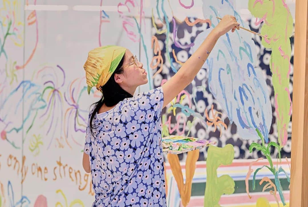 マリメッコさんのインスタグラム写真 - (マリメッコInstagram)「Happy Pride, Bangkok! ❤️  We’re celebrating Pride Month with store window artworks inspired by our founder Armi Ratia’s quote: “There is only one strength—love.” Meet Juli Baker and Summer, @julibakerandsummer , our Bangkok-based artist full of youthful energy.   Juli’s captivating artwork  can be found in Bangkok’s Marimekko Central World store. Feel the energy boost brought to you by Juli and express your love in the comment field!  This year, Marimekko’s Pride festivities will take you to Helsinki, New York, and Bangkok as we collaborate with three amazing LGBTQIA+ visual artists on rainbow-colored art installations for our store windows.   Learn more—link in bio. #marimekko #pride #bangkok @marimekkothailand」6月3日 19時57分 - marimekko