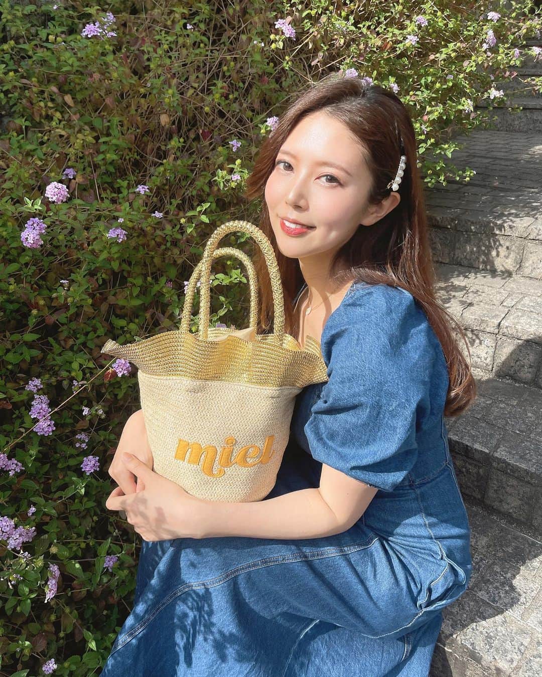 白川理桜さんのインスタグラム写真 - (白川理桜Instagram)「かごバッグが可愛い夏が来たーっ！ デニムの服と合わせるとめちゃ可愛い💛🌻 @bag_hayni さんのかごバッグ、黄色が映えてて物もいっぱい入るから嬉しい🥰 お出かけの時にテンション上がる鞄です✨️ 黄色に合わせてオムライスも食べてきた フランスのモンサンミッシェルで食べたやつ🫰 また行きたいなぁ！  #ootd #HAYNI #ヘイニ #トートバッグ #かごバッグ #かごバック #カゴバッグ #カゴバック #トート #バッグ #totebag #夏バッグ #今日のバッグ #大人カジュアルコーデ #タイアップ #大人カジュアル #大人可愛い #高見えバッグ #高見えコーデ」6月3日 19時57分 - srkwrio