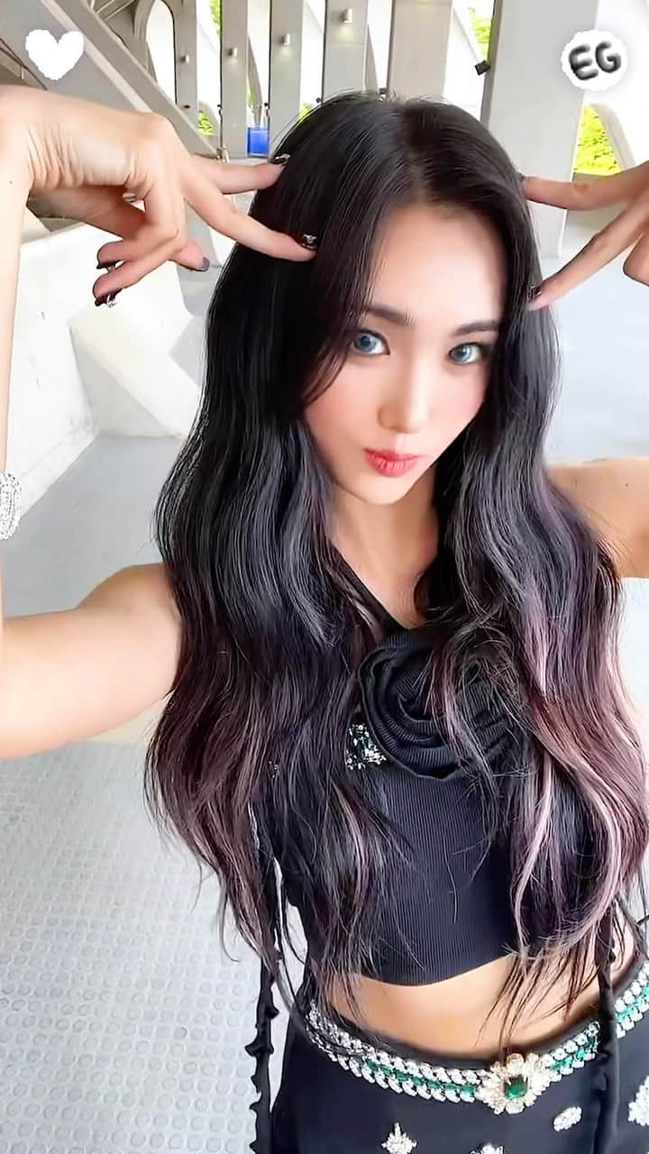 EVERGLOWのインスタグラム：「박수 짝짝짝👏🏻 샤가 빠질 수 없지🥰❣ #EVERGLOW #에버글로우 #아샤 #AISHA」