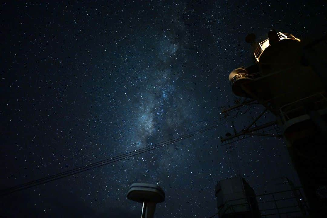 海上自衛隊さんのインスタグラム写真 - (海上自衛隊Instagram)「#まきなみ から見えた満天の星空☆ 明日は晴れると良いですね。  #ファインダー越しの世界 #満天の星空 #吸い込まれそう #見上げてごらん夜の星を」6月3日 20時00分 - jmsdf_pr