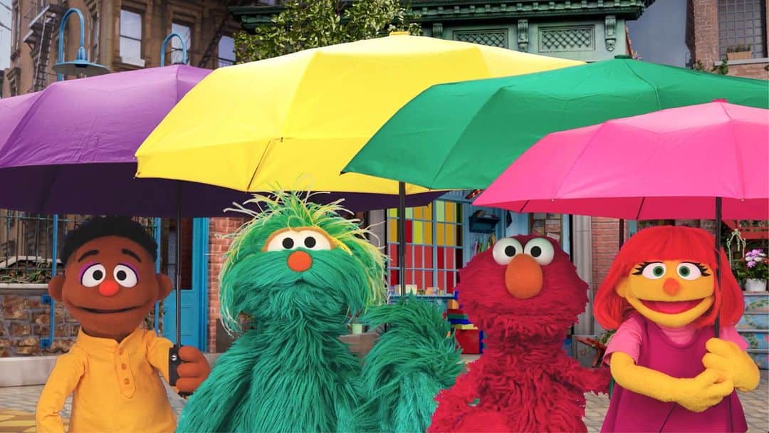 セサミストリートさんのインスタグラム写真 - (セサミストリートInstagram)「レインボーな仲間とレインボーな傘！雨の日も楽しいな☔🌈」6月3日 20時00分 - sesamestreetjapan