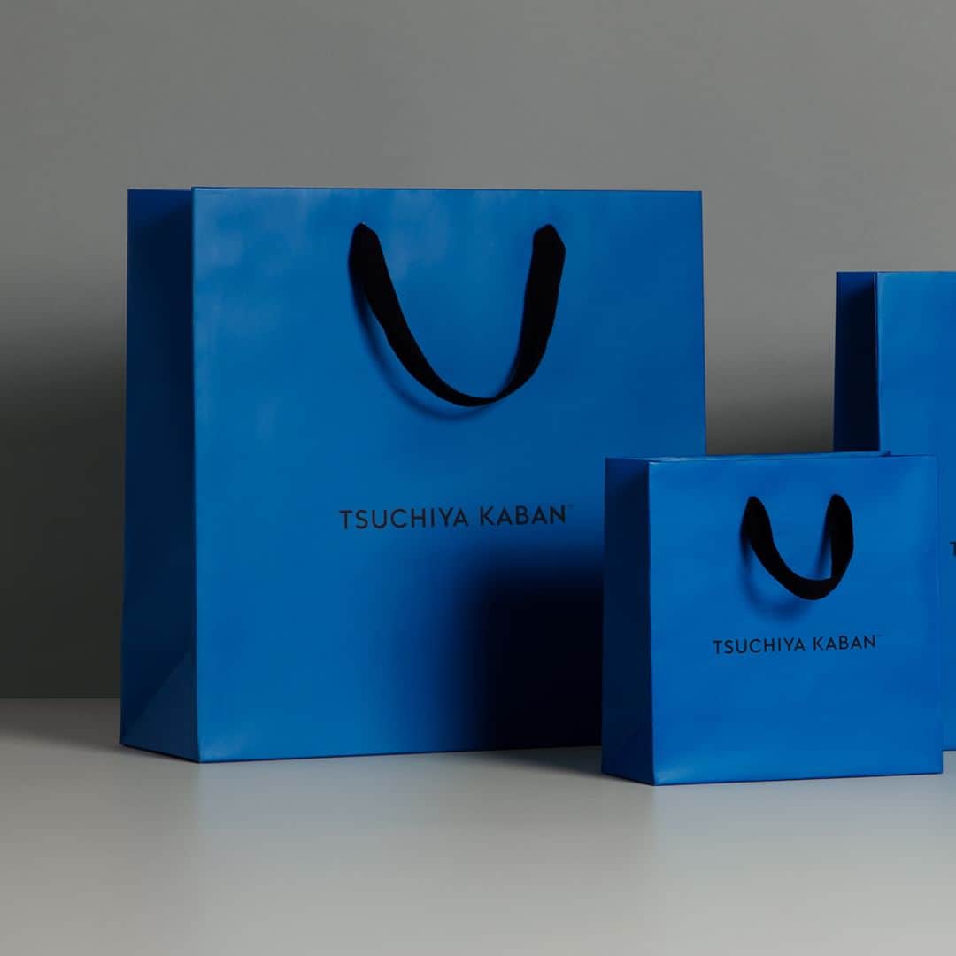 土屋鞄さんのインスタグラム写真 - (土屋鞄Instagram)「このたび、土屋鞄製造所のロゴとブランドカラーが新しく生まれ変わりました。  ロゴは、「土屋鞄製造所」から「TSUCHIYA KABAN™️」の英語表記に。ブランドカラーは、日本の伝統色である藍色からインスピレーションを受けた「TSUCHIYA BLUE」とし、WEBサイトをはじめとするブランドイメージを一新。  創業から半世紀を超えた今、これから先も50年、100年とものづくりを続けていくために、そして日本のものづくりのために、さらなる一歩を踏み出します。  #土屋鞄 #土屋鞄製造所 #革 #革鞄 #leather #leatherbag #craftsmanship #creativity #timeless #madeinjapan #TSUCHIYAKABAN」6月3日 20時00分 - tsuchiya_kaban