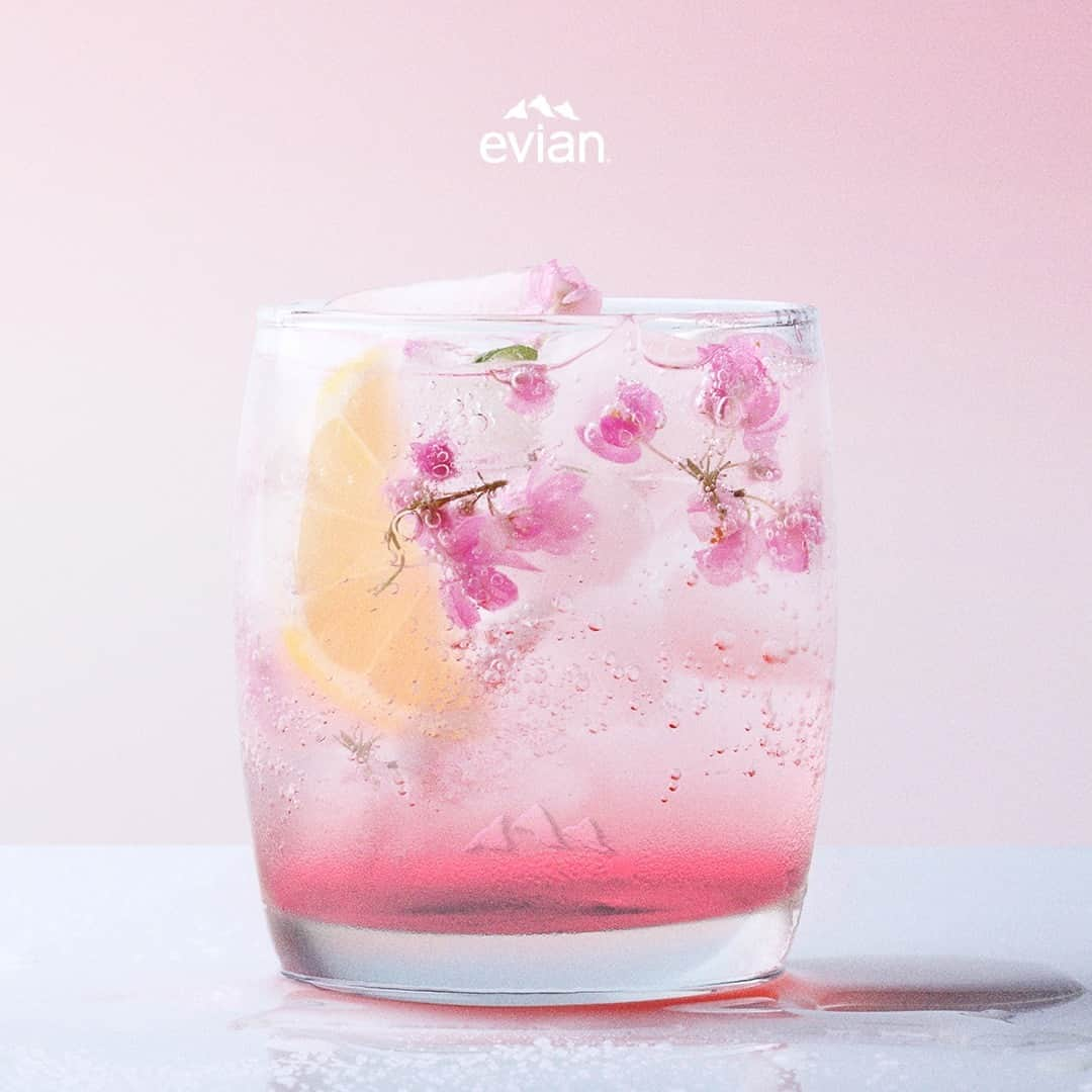 evianのインスタグラム：「🍸 Sip, savour, and celebrate this weekend​ ☀️​  ​Discover evian's Sparkling Rose Lemon Mocktail perfect for a hot day like today.​  ​Ingredients:​​  🍋 3x Tbsp Lemon juice​​ ✨evian sparkling mineral water​​ 🐝 Tsp of honey​​ 🌹A sprig of dried rose petals​​  ​Share your creations with us. ​  #Mocktail #evian #sparkling」