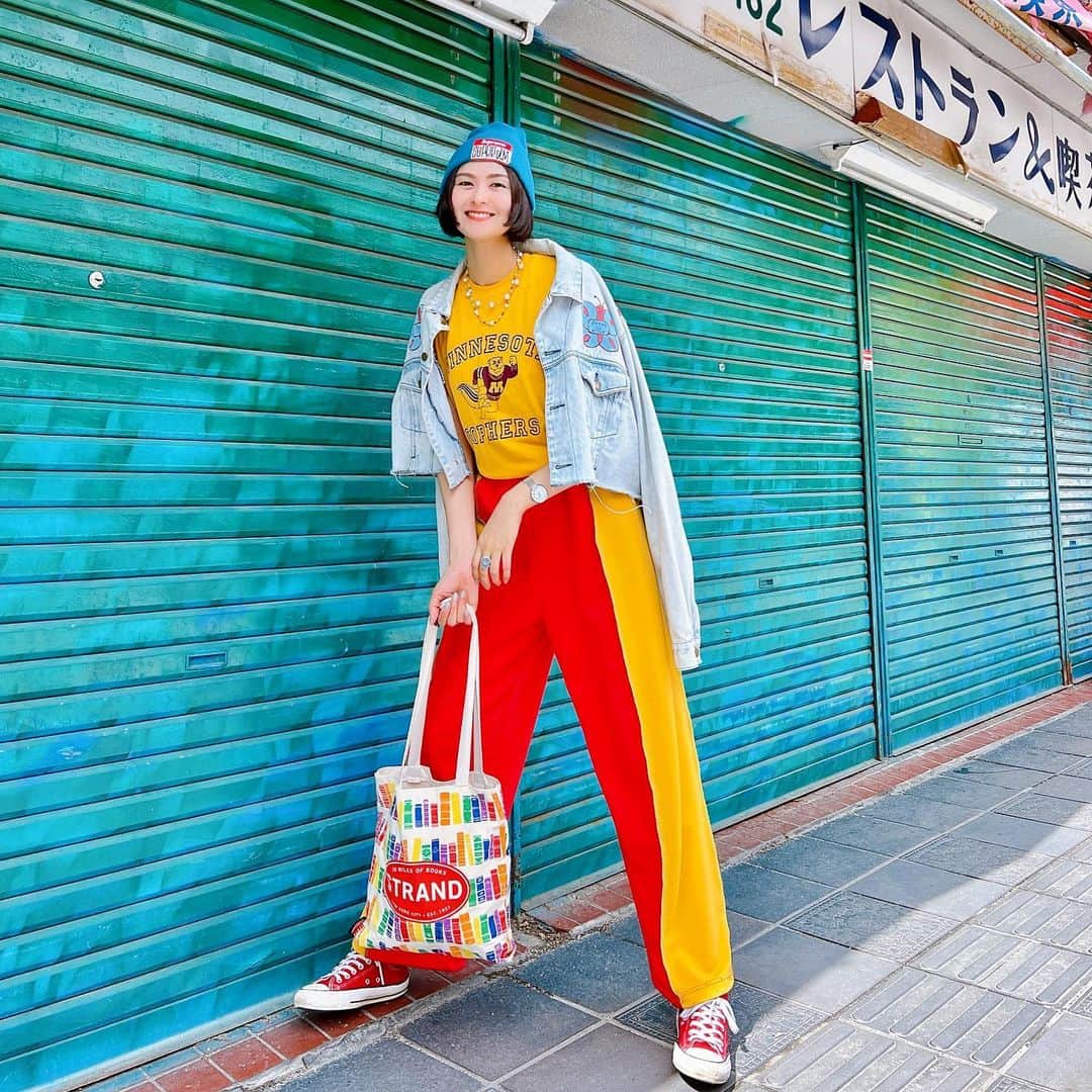 のインスタグラム：「1人で信号機してる💙💛❤️  knitcap #supreme  top #古着  pants #アールイードット  totebag #strandbookstore  sneaker #converse   #古着コーデ #古着ファッション #古着好き #古着女子 #カラーコーデ #カラフルコーデ #カラフル好き #派手コーデ #派手服 #高身長女子コーデ #fashiongram #fashionlover #colorfullife #vintagelove #ミカコのフク」