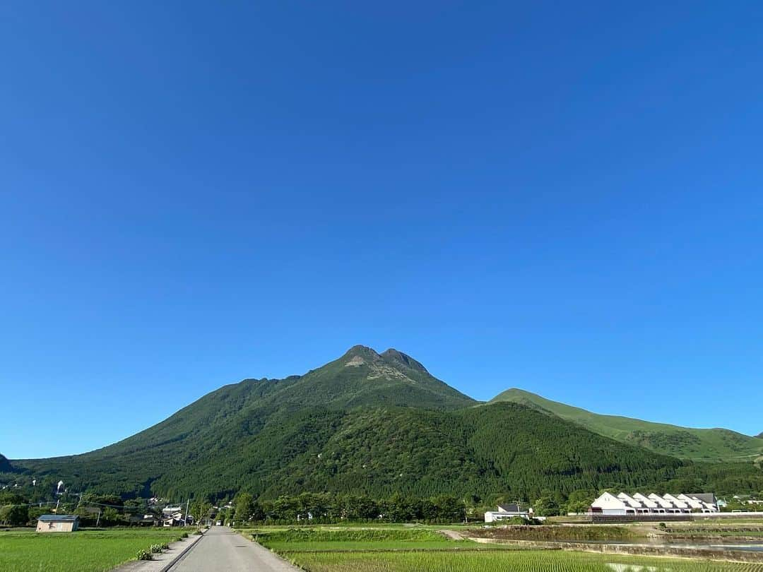 ゆふいん温泉　日の春旅館のインスタグラム：「昨日までの雨が嘘のようです♪  https://www.hinoharu.jp ホームページはプロフィール画面に記載のURLよりご覧ください。  #新しいおおいた #由布院 #湯布院  #大分県 #旅館 #温泉 #旅行  #由布岳 #飯盛ヶ城 #辻馬車 #登山 #露天風呂 #yufuin #ryokan #hinoharu #mountain #onsen #bath #travel  #유후인 #hotsprings #히노하루료칸」