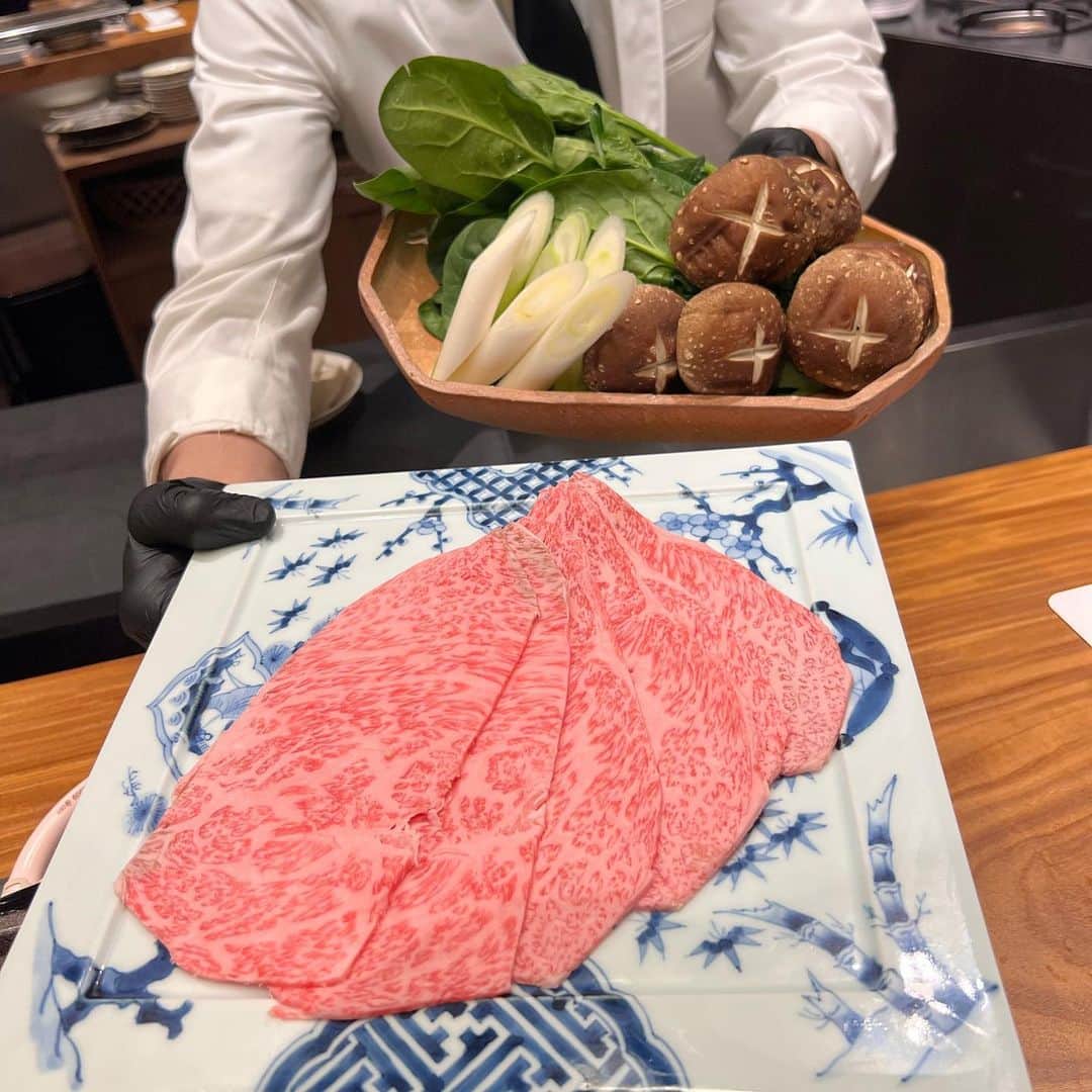 加藤里奈さんのインスタグラム写真 - (加藤里奈Instagram)「⋆ 千種にある、 @yakiniku_quon さん、 最高満足度の焼肉屋さんだった〜😭🙏🏻  目の前でお肉を焼いてくれて、 ベストな状態で食べれるんです！♡  コースはいろいろな種類のお肉をいろーーんな食べ方で楽しめるので、最後まで飽きない！🍖  美味しかった〜ご馳走様でした。 またいきたい！🥰  #カフェ #カフェ巡り #カフェスタグラム  #カフェご飯  #栄グルメ #千種グルメ #名古屋グルメ #名駅グルメ #名古屋ディナー #名古屋カフェ #名古屋駅グルメ #名古屋テイクアウト #愛知県 #名古屋 #大須グルメ #愛知ディナー #焼肉 #名古屋焼肉」6月3日 20時00分 - katoco0326