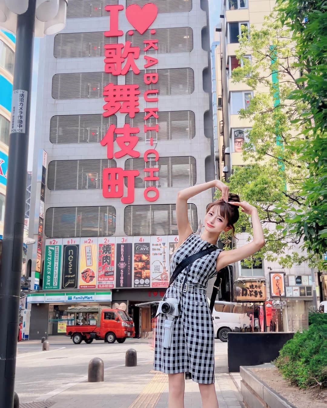 愛月颯花のインスタグラム：「久々に友達に会いに行ったぜ 昼間の歌舞伎町。笑  同い年の女の子が 頑張ってて同じく👑No.1💃 違う環境だけどさ、 輝いててかっこいいよ⸌⍤⃝⸍🫶  これストーリーにあげたら 知り合いなんですか！？って うちの店の子達も ファン多いみたいで嬉しみ🫶  にあたんは可愛くてかっこいい そこらの男よりな。笑  日帰りでも行けるから 会いに行ってあげてね❤️ww  @nia__duo   このあと台風やばくて死にました 着いてきてくれた友達ありがとう笑  全員女で楽しい空間だったね🤣」