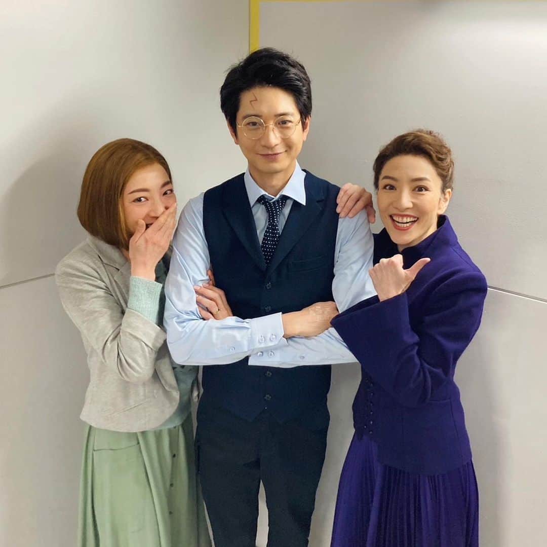 白羽ゆりのインスタグラム：「理さん  優しくて繊細なハリー いつも隣にいれて幸せでした。  ロングラン公演。 1シーズンは色んなことがあったけど、理さんがみんなを守ってくれた。  あなたは誰の為でも何でもする人よ、世界の為に喜んで自分を犠牲にしてきた。  教会のシーンでのハリーへのジニーの言葉は、いつも本気で言ってた。  完璧なのにとっても人間らしい。 正義感とユーモアの人。  寝室のシーンでパジャマ姿の時、舞台上は裸足なので袖からスリッパを履いていくんですが、毎回私の脱いだスリッパを揃えてくれてた😂  全てが優しさで溢れてた。  お世話になりました！ ありがとう🥰✨✨  少し前に撮った写真です！  ちぎちゃんハーマイオニー✨ 早霧じゃなくても、ずっとよろしくねん💕」