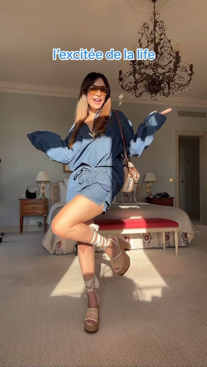sananasのインスタグラム：「1,2,3,4,5 ou 6 ? 💛@mytheresa.com  Donnez de la force aux filles dans les commentaires, elles étaient tellement gênées alors qu’elles ont géré et elles sont trop belles !!! 😍」