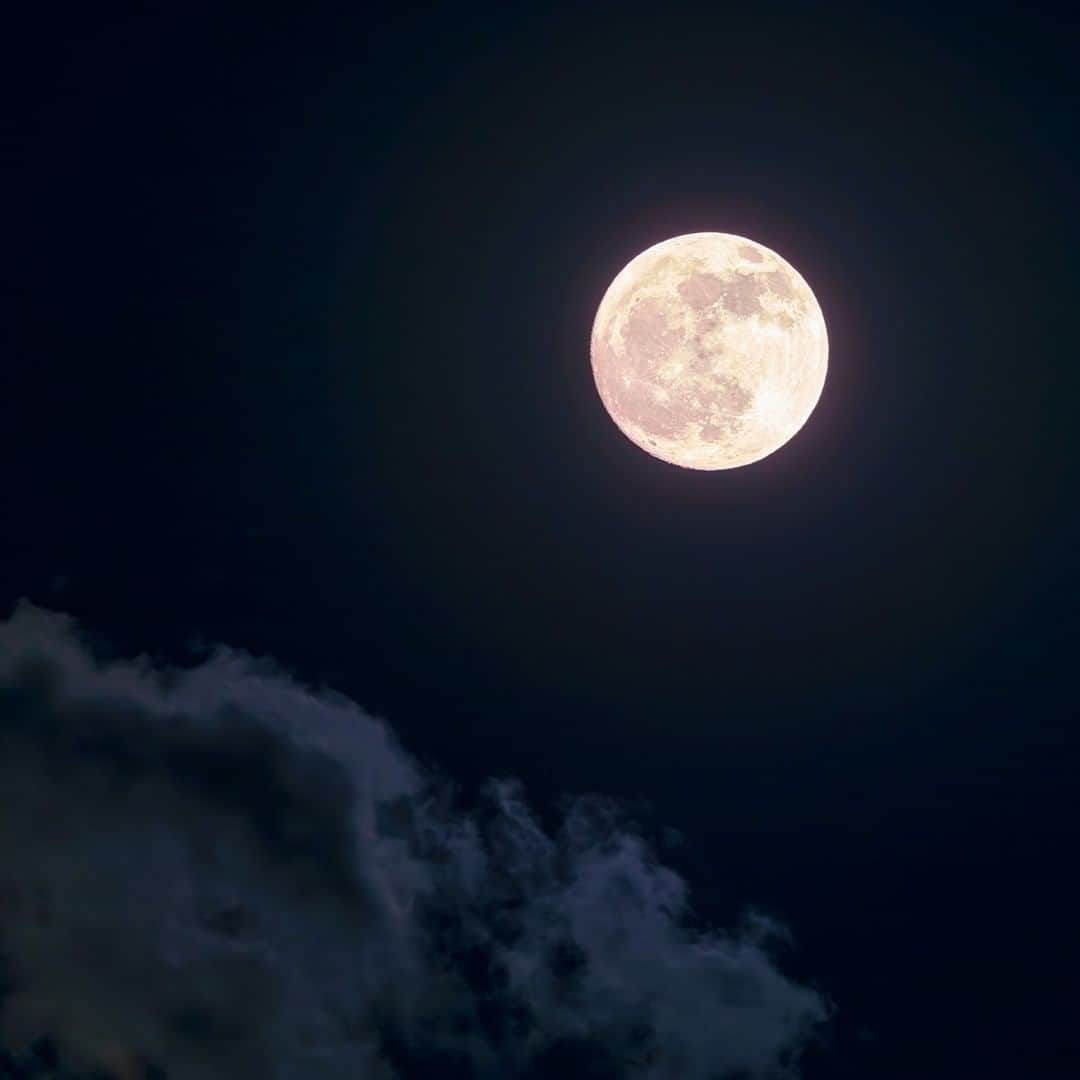 KAGAYAさんのインスタグラム写真 - (KAGAYAInstagram)「空をご覧ください。 南東にまるい月が昇りました。（今撮影） 満月になるのは明日です。  #moon #starphotography #sonyalpha」6月3日 20時20分 - kagaya11949
