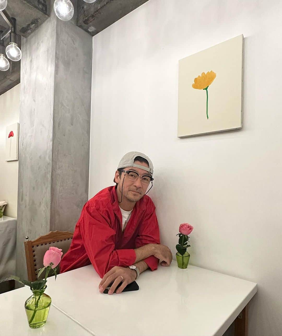 浅野忠信のインスタグラム：「中華レストランSO TIRED とっても美味しいです！ 店内には私の描いた花の絵も飾ってもらってます！ 是非行ってみて下さい！ 場所は尾山台3-22-8尾山台商店街です。 2枚目の写真はチーマータンエン(胡麻団子がジャスミンティーに入ったデザート❤️)」