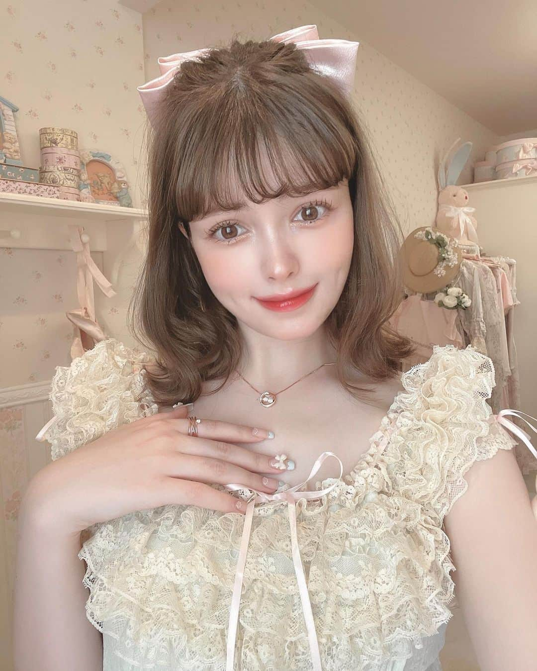 織田エリカのインスタグラム：「𝕘𝕚𝕣𝕝𝕪 𝕛𝕖𝕨𝕖𝕝𝕣𝕪🎀  𓂃  @monihkjewellery のアクセサリーを つけてドレスアップ👗💕  ガーリーなコーデにぴったり🫶🏻  𓂃  #monihkjewellery #necklace #gold #goldaccessories #accessory #pr #myroom #room #interior #vintage #vintagegirl #antique #pink #cute #frenchgirl #girly #mery #rili_tokyo #ネックレス #アクセサリー #ピンク #ピンクゴールド #ゴールドアクセサリー #アンティーク #ヴィンテージ #淡色女子 #かわいい #フレンチガーリー #ヴィンテージガーリー #ヴィンテージライク」