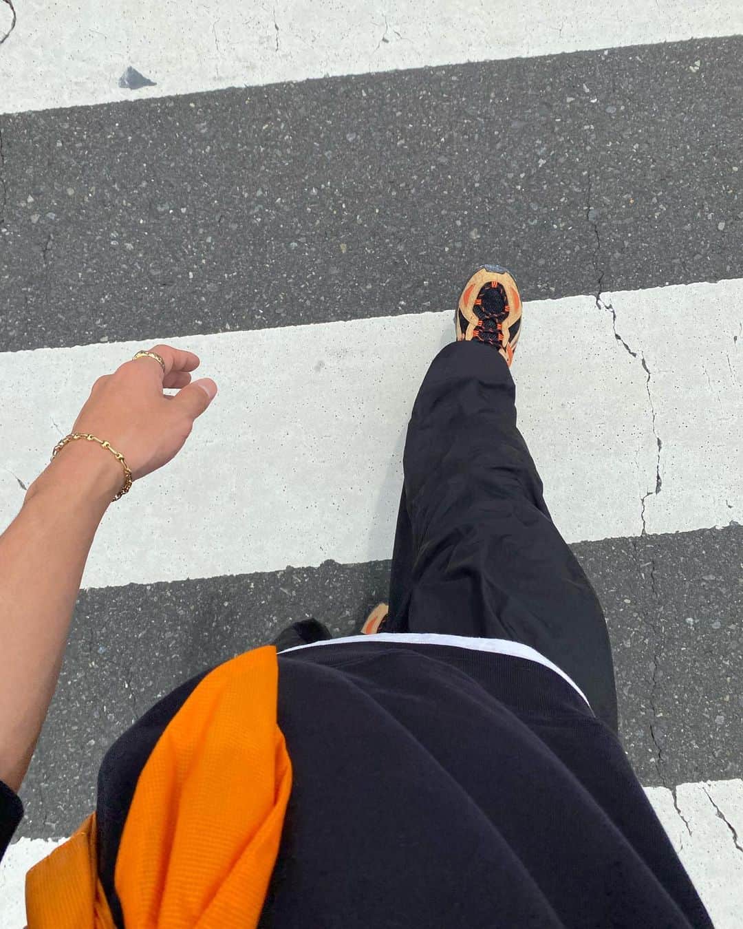 高崎凌さんのインスタグラム写真 - (高崎凌Instagram)「🪨🌊🚶🏻‍♂️☀️  #オレンジday #歩く」6月3日 20時16分 - ryo__takasaki