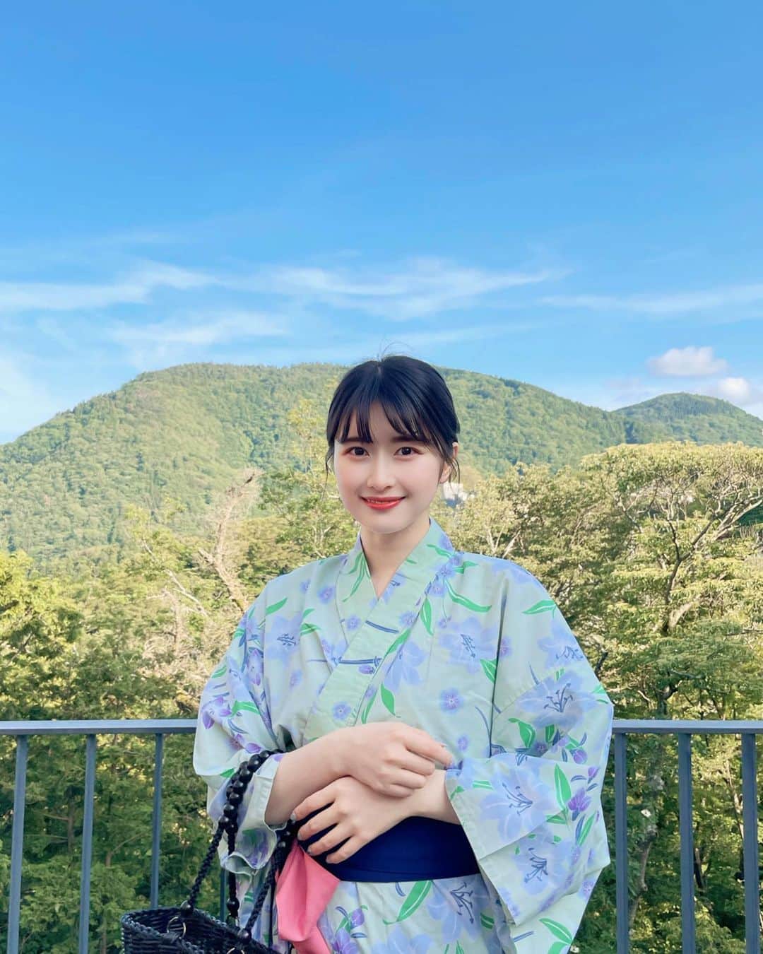 野地優奈のインスタグラム：「箱根旅行🐈‍⬛🧺  お天気に恵まれて、 宿もすごく素敵でした🌼  貸切風呂の檜のお風呂も すごく素敵だったけど 写真撮り忘れた🥺🌲  大浴場はサウナもついてるし、 露天風呂からの眺めが素晴らしかった⛰️🌳」