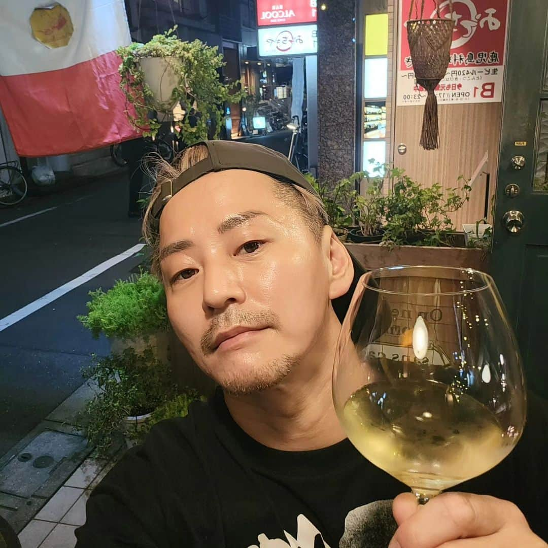 福川雅顕さんのインスタグラム写真 - (福川雅顕Instagram)「. 肌が綺麗になる情報提供なので、#加工なし  でお送りします . @met_beauty_clinic  にて、夏の美肌企画 水光によるボトックスで 肌にハリを与えながら 暑さによる #汗や皮脂を抑える 効果もあるので 毛穴小さくなるのと 女性は #メイク崩れ 予防にもなるし 一石二鳥 ボトックスなので顔全体の小さなシワなら効果ありそう . ついでに脇もボトックスしてもらいました 汗や匂いを抑えてくれるみたい どちらも半年もつみたいだから 毎月クリニックでなにかしらされてる方は夏本番前に一回この治療を置き換えても良いよね . どちらの治療もそれぞれ49800円かな？ 両方やると10%オフなので これを機会にやってみました . 元々そんなに汗かかないし 匂いもないはず…だから 気が進んでなかったけど やってみてずっとサラサラしてる感じに感動 湿ってたんだねwww 昨日の台風のジメジメでも 不快感がなかった . そして今日は誕生日 お気に入りのビストロ @amiabras  のテラスでご機嫌にもちきちとお食事」6月3日 20時17分 - masaakifukugawa