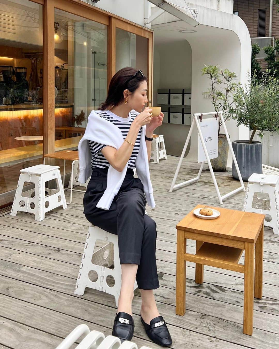 金子麻貴のインスタグラム：「ロゴ入りボーダーTにスウェットでちょいカジュアルな日☕️  @re_gleam のロゴTシリーズは7日から受注予約が始まります🤍  ポーチとトートバッグの丸いロゴもお気に入り😍👍  ポーチはクッションファンデ、リップ、チークブラシ、アイライナー、シャドウもしっかり入るし縦に収納するからスクエア型すごく使いやすい👍  #fashion#dairyfashion#cafe#hermes#jmdavidson#regleam#ボーダートップス#ボーダーコーデ#ロゴスウェット#メイクポーチ#トートバッグ#マザーズバッグ#キャンバストート#三つ編み#ヘアエクステ」