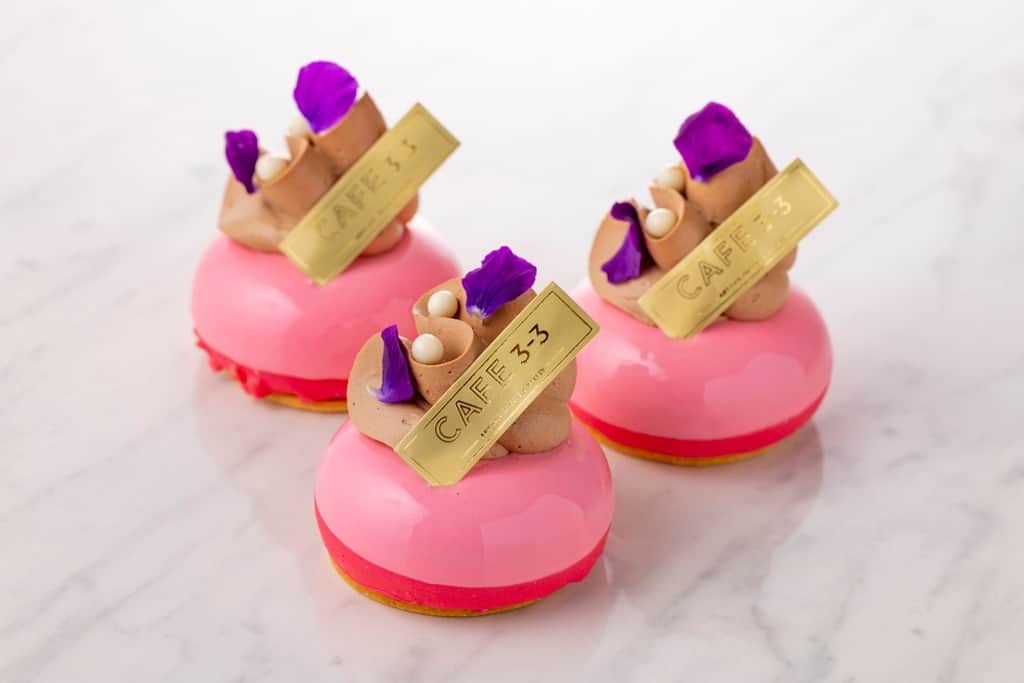 ヒルトン名古屋さんのインスタグラム写真 - (ヒルトン名古屋Instagram)「みずみずしい旬のフルーツを使用した 夏のホテルメイドケーキがラインナップしました♪  ☀️国産メロンを贅沢に使用した「メロンショートケーキ」  ☀️厳選した完熟宮崎マンゴーを使用した5層仕立ての「完熟宮崎マンゴーのヴェリーヌ」  ☀️ジャスミン茶の香るミルクチョコレートムース「ショコラジャスミン」  ☀️ミントリキュールやドライミントが香る清涼感あふれる「チョコミントチーズケーキ」  詳細は @hiltonnagoya よりご覧いただけます。  #ヒルトン名古屋 #カフェ33 #夏スイーツ #hiltonnagoya #メロン #メロンショートケーキ #チョコミント #チョコミン党 #マンゴー #ヴェリーヌ #ホテルケーキ #ホテルスイーツ」6月3日 20時30分 - hiltonnagoya