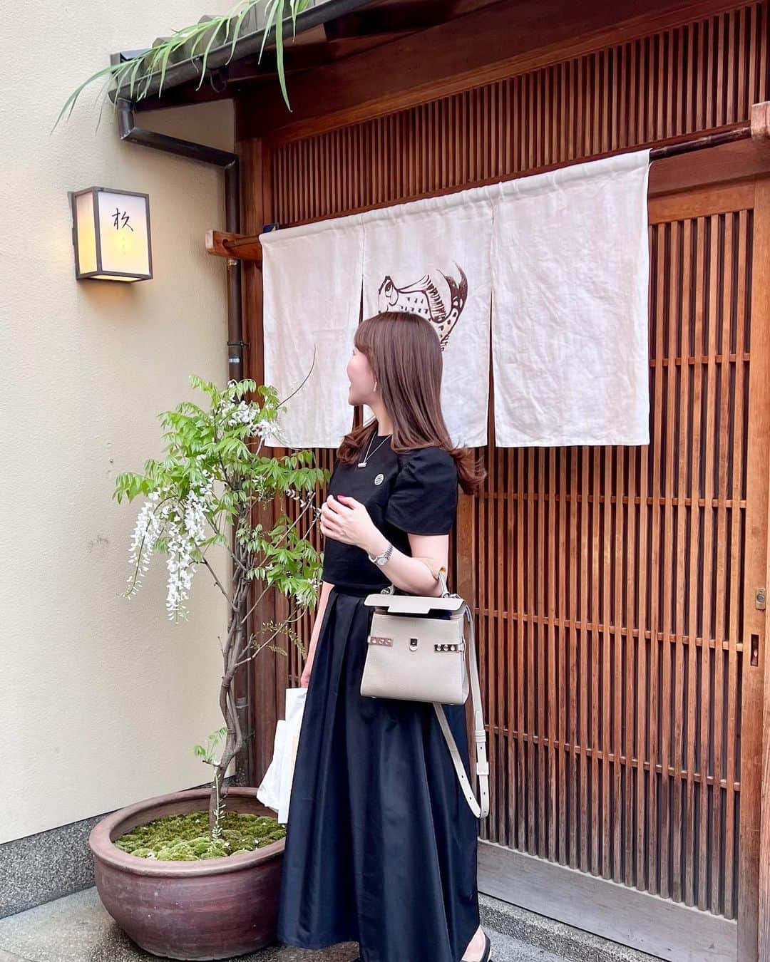 Nahoさんのインスタグラム写真 - (NahoInstagram)「* GWに行った京都...🍁  お料理教室の先生が 色んなところを案内してくださいました🤍  京都の大学に通っていたので 当時この辺りは良く遊んでいて 懐かしい気持ちになりました☺️  #京都 #京都旅行 #大人の遠足」6月3日 20時22分 - naho_417